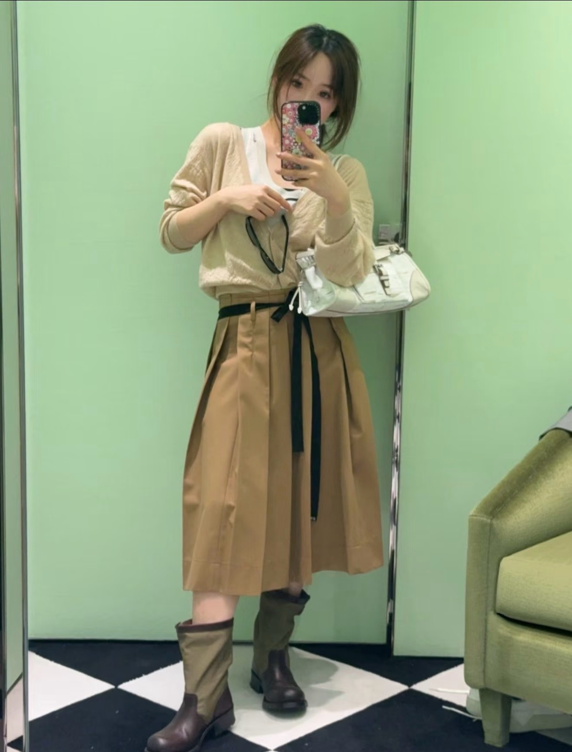 NO:958817,Long 26 spring and summer new products pra**  The warm camel pleated skirt fabric is crisp and stylish, and the neat pleats create a three-dimensional fluffy skirt, which can subtly modify the crotch line. The black webbing tie at the waist can be freely knotted to adjust the tightness, and the contrasting color design adds layered texture. The short version heightens the body proportions, and the retro color is versatile and durable, suitable for  Paired with sweatshirts, shirts and various other tops, it can be worn for daily travel or casual dates. It brings out a neat and luxurious style with a casual atmosphere. Ready-made smL, prada, hoodie, sweatshirts, skirts, shirts,19860909长 26春夏新品 pra** 暖驼色百褶半身裙面料挺括有型,利落压褶塑造立体蓬松裙摆,能巧妙修饰胯部线条.腰间黑色织带系带可自由打结调节松紧,撞色设计增添层次质感.短款版型拉高身材比例,复古色调百搭耐看,适配卫衣、衬衫各类上衣,日常出行、休闲约会皆可上身,随性带出利落又有轻奢调性的穿搭氛围感现货smL,,prada,hoodie,sweatshirts,skirts,shirts,,Women's clothing