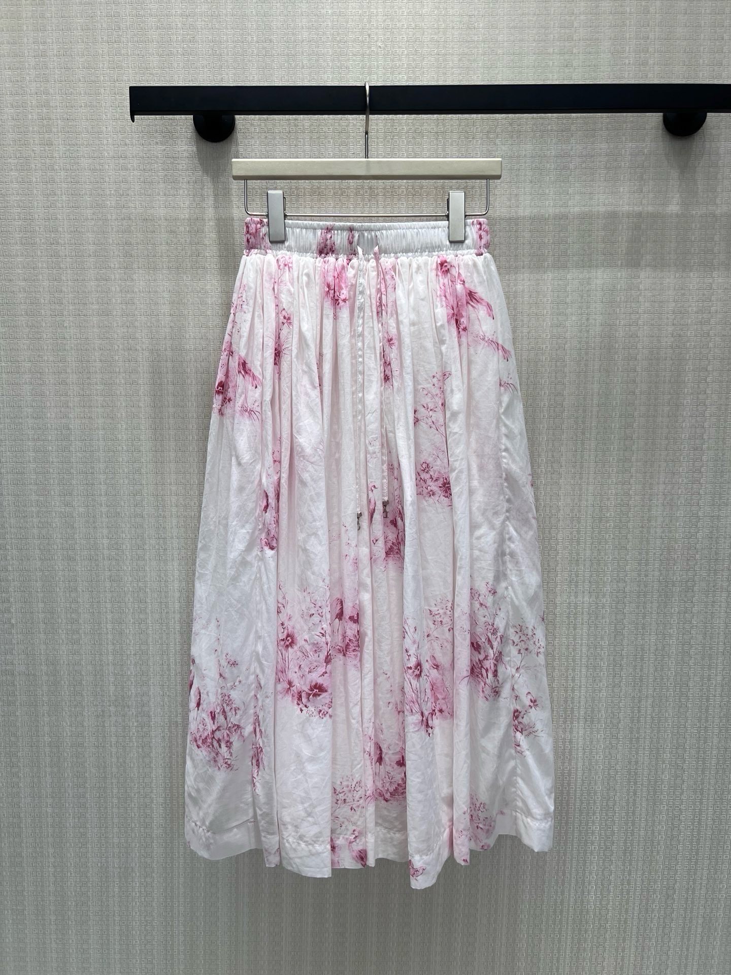 NO:958812,Batch 26 spring and summer new products  The skirt is smudged with flowers in ink and pink tones on a white background. The freehand printing brings a gentle poetry, with various shades of rose red, just like the smudged skirt of sunset cherry blossoms in spring. The elastic drawstring waist is casual and can be tightened to fit the waistline at will. The large pleats are wide and naturally drape.  Elegant and agile when walking around. The pleated texture fabric is light and breathable, with a lazy and relaxed texture. It is suitable for all kinds of solid color knitted and cotton and linen tops. It can easily create a gentle and fairy-like atmosphere for daily travel or outings in the suburbs. Ready for sale sml  Actual detailed pictures,,skirts,19860909批 26春夏新品 半裙白底晕染水墨粉调花卉,写意印花自带温柔诗意,深浅玫红错落铺陈,宛如春日落樱晕染裙身.松紧抽绳腰头随性自在,可随心收束贴合腰线,大褶阔摆自然垂坠,走动间飘逸灵动.褶皱肌理面料轻薄透气,自带慵懒松弛质感,适配各类纯色针织与棉麻上衣,日常出行或是近郊出游,轻松营造温婉仙气的氛围感穿搭.现货出售smL 实拍细节图,,skirts,,Women's clothing