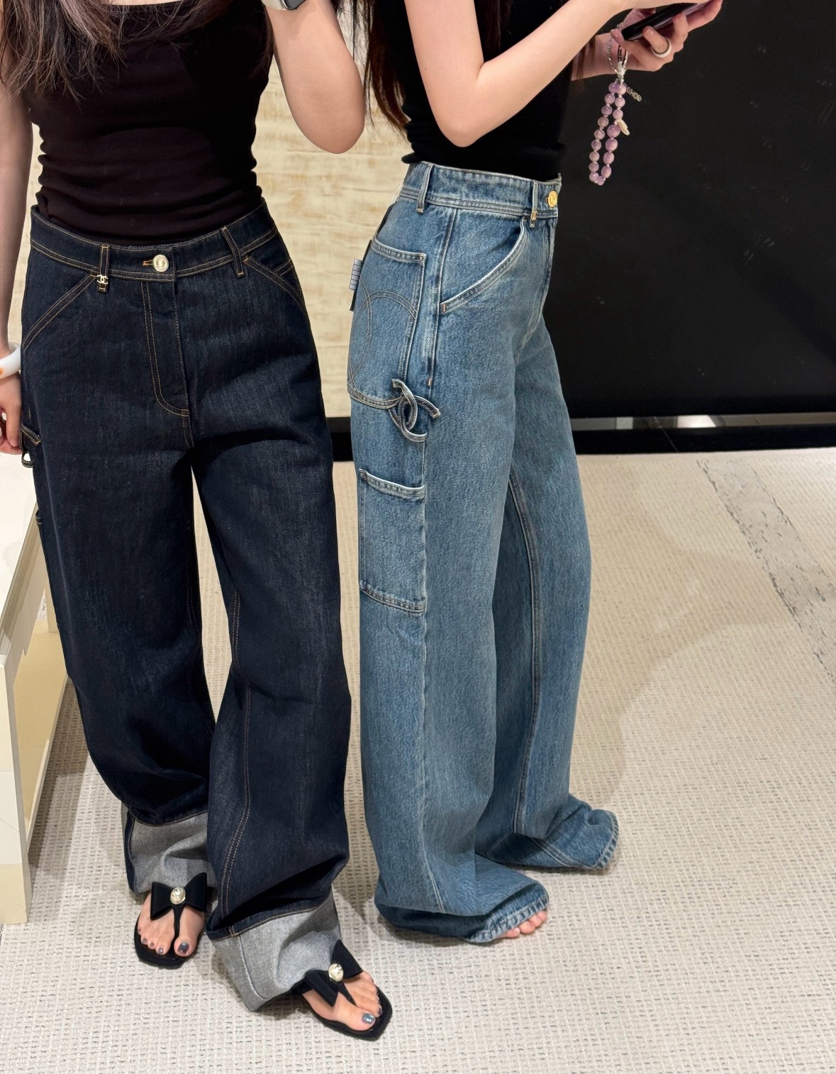 NO:958821,26 early autumn new products Chan** jeans  Two colors are available, retro washed blue and original dark blue to create different styles. Classic high-waisted wide-leg tailoring neatly modifies the leg shape, and the drapey fabric hides the flesh and makes the body look slimmer. Work pockets are embellished with exquisite hardware, topstitching technology highlights the sense of layering, and the foldable trousers can be worn in various ways. It combines the relaxed feeling of the street with the elegant temperament of the brand. It is casual and elegant, suitable for all kinds of simple tops, and can easily create a fashionable and advanced daily look. In stock 36/38/40, chanel, jeans,1986090926早秋新品 Chan**牛仔裤 双色可选,复古水洗蓝与原色深蓝演绎不同格调.经典高腰阔腿剪裁,利落修饰腿型,垂感面料藏肉显瘦.工装口袋点缀精致五金,明线工艺凸显层次感,可翻折裤脚解锁多样穿法.融合街头松弛感与品牌优雅气质,随性大气,适配各类简约上衣,轻松塑造时髦高级的日常造型.现货36/38/40,,chanel,jeans,,Women's clothing