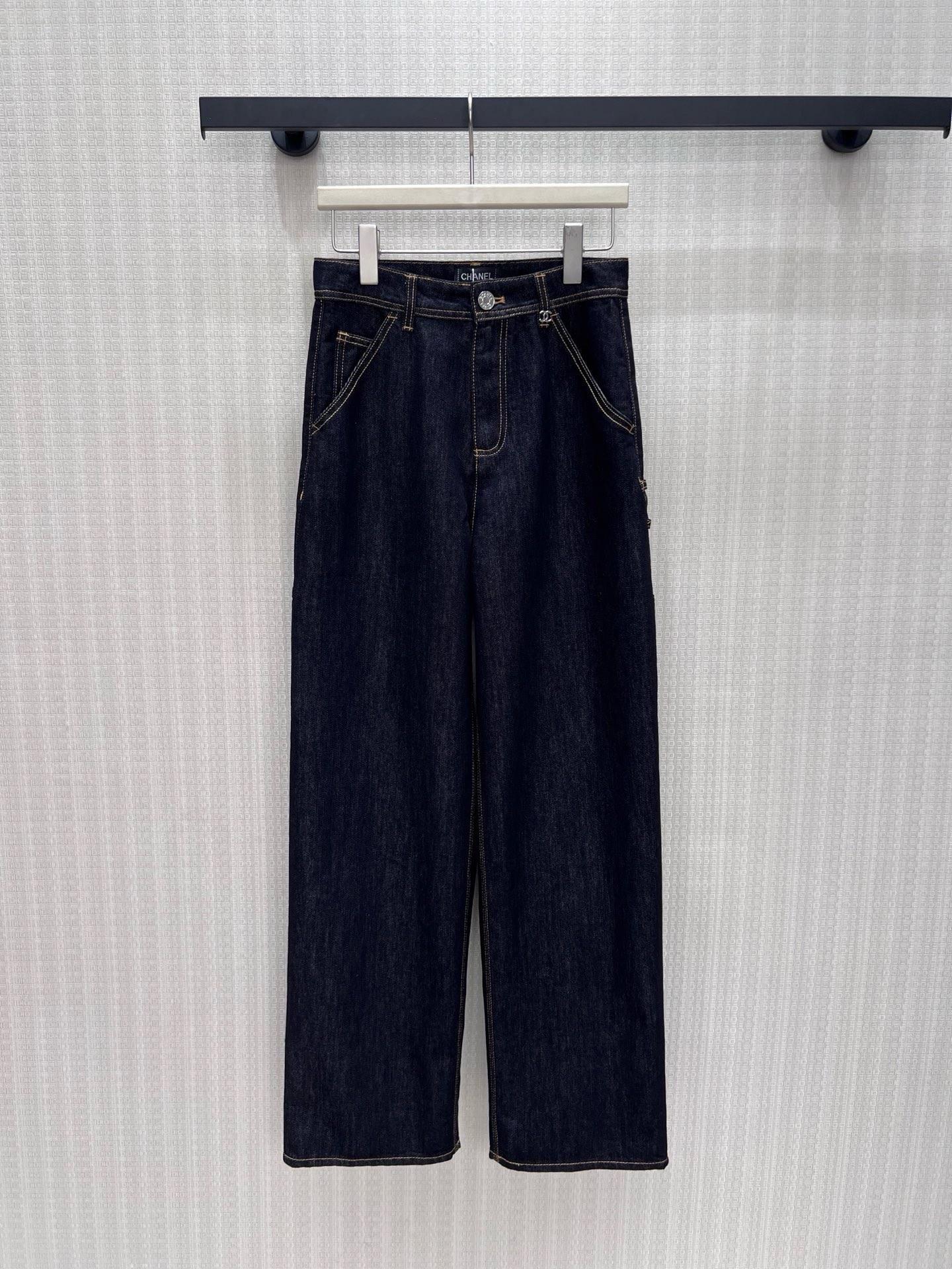 NO:958818,26 early autumn new products Chan** jeans  Two colors are available, retro washed blue and original dark blue to create different styles. Classic high-waisted wide-leg tailoring neatly modifies the leg shape, and the drapey fabric hides the flesh and makes the body look slimmer. Work pockets are embellished with exquisite hardware, topstitching technology highlights the sense of layering, and foldable trousers can be worn in various ways. It combines street relaxation with the brand's elegant temperament, and is casual and elegant. It can be adapted to all kinds of simple tops and easily create a fashionable and advanced daily look. Detailed photos of real stock 36/38/40, chanel, jeans,1986090926早秋新品 Chan**牛仔裤 双色可选,复古水洗蓝与原色深蓝演绎不同格调.经典高腰阔腿剪裁,利落修饰腿型,垂感面料藏肉显瘦.工装口袋点缀精致五金,明线工艺凸显层次感,可翻折裤脚解锁多样穿法.融合街头松弛感与品牌优雅气质,随性大气,适配各类简约上衣,轻松塑造时髦高级的日常造型.现货36/38/40实拍细节图,,chanel,jeans,,Women's clothing