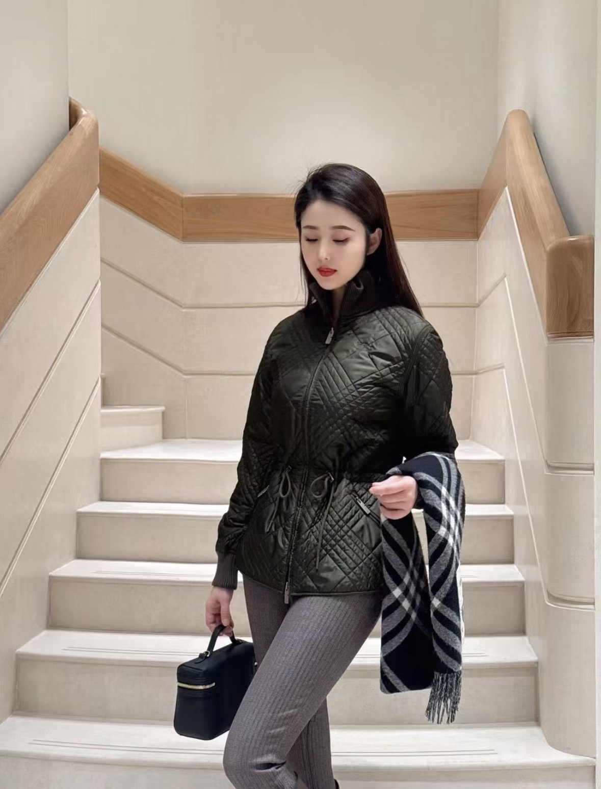 NO:958830,26 autumn and winter new product Burb** diamond waist cotton jacket, new in three colors, exclusive first release. The neat knitted stand-up collar is both windproof and textured. The classic diamond quilting technology is full of filling but not bloated. The waist drawstring can be adjusted freely to outline the waistline. The zipper pocket is practical and exquisite, with low-key logo embellishment on the body. The short version is suitable for all kinds of bottoms, integrating British simple style, and can easily control various daily scenes. Ready stock smL, burberry, jackets &  coats,1986090926秋冬新品 Burb**菱格收腰棉服外套 三色上新 独家首发 利落针织立领兼具防风与质感.经典菱形衍缝工艺,填充饱满却不显臃肿,腰部抽绳自由调节勾勒腰线.拉链口袋实用精致,低调标识点缀衣身,短款版型适配各类下装,融合英伦简约格调,从容驾驭日常多种场景.现货smL,,burberry,jackets & coats,,Women's clothing