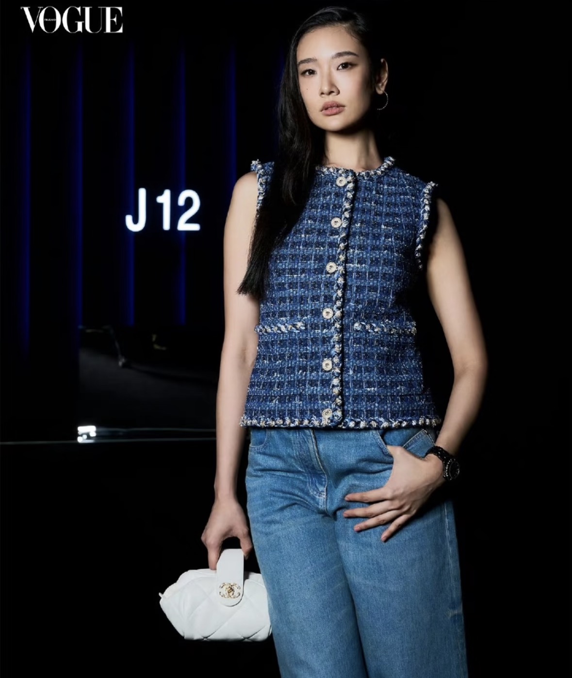 NO:958810,26 autumn and winter new products  Navy blue tweed fragrant waistcoat, full of classic French socialite texture. The blended variegated fabric has a full texture, contrasting wool piping outlines the outline, and the metal round buckle is exquisite. The waist is short and the cut is neat and slimming. The double patch pockets restore retro details.  .The sleeveless version is suitable for layering with suspenders and T-shirts. Mix and match jeans to balance elegance and casualness, and easily create a light and luxurious atmosphere in daily life. In stock 36/38/40, jeans, tees, t-shirt,1986090926秋冬新品 藏蓝粗花呢小香马甲,经典法式名媛质感拉满.混纺杂色织料肌理饱满,撞色毛织滚边勾勒轮廓,金属圆扣精致考究.收腰短剪裁利落显瘦,双贴袋还原复古细节.无袖版型适配吊带、T恤叠穿,混搭牛仔裤平衡贵气与随性,轻松拿捏日常轻奢氛围感.现货36/38/40,,jeans,tees，t-shirt,,Women's clothing