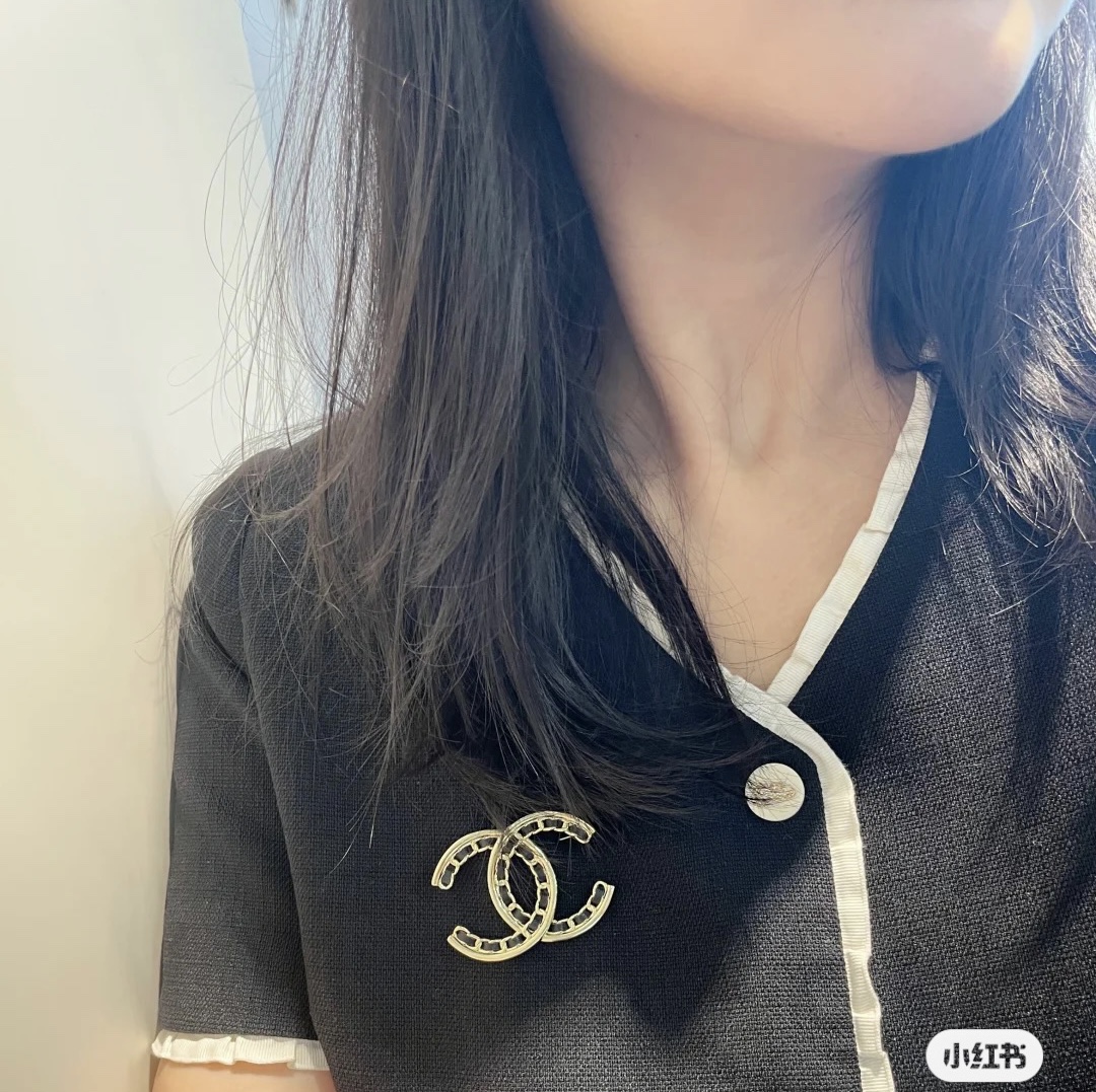 chanel gold black strass cc brooch