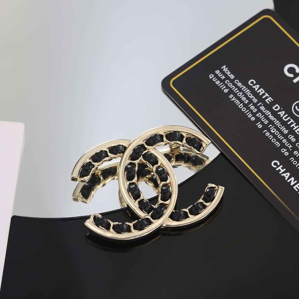 chanel gold black strass cc brooch