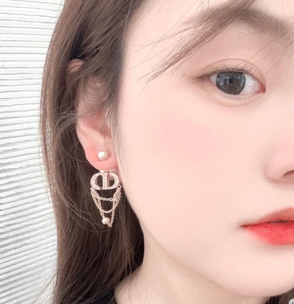 迪奥热销新款珍珠耳钉 上新❣不是市面上的普货💖重工电度360°无死角😍体现迪奥标志简单大方🎀每一处细节都