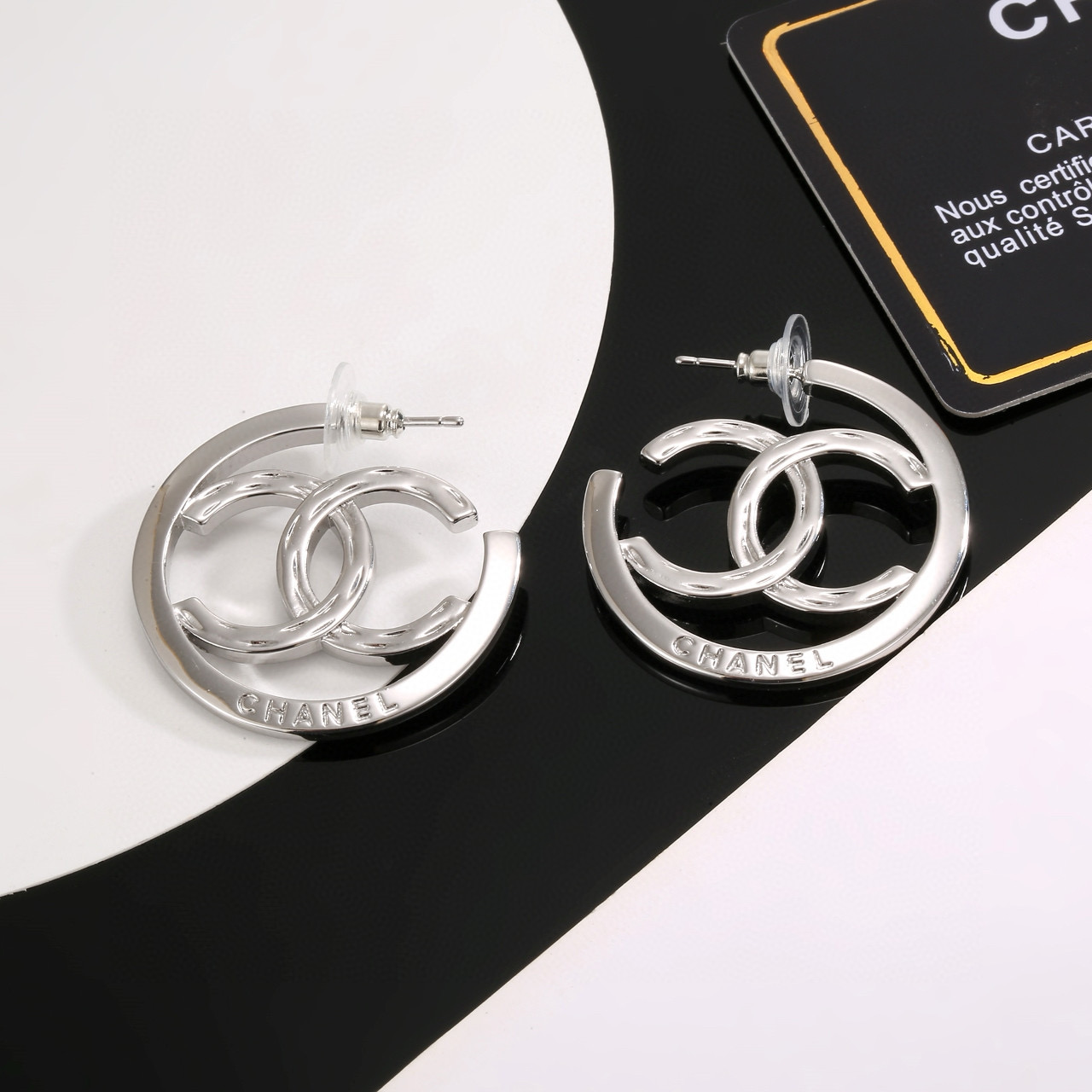 
Chanel 🇫🇷香奈儿经典双C耳钉 这款随意搭配都是非常好看百搭时尚单品 🎁日常款 很修饰脸型 很上
