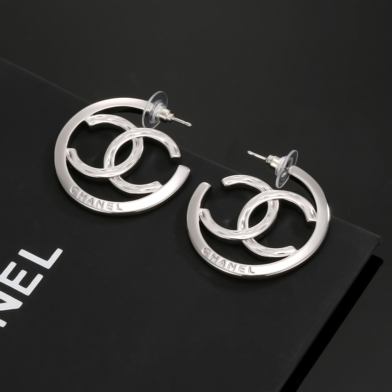 
Chanel 🇫🇷香奈儿经典双C耳钉 这款随意搭配都是非常好看百搭时尚单品 🎁日常款 很修饰脸型 很上