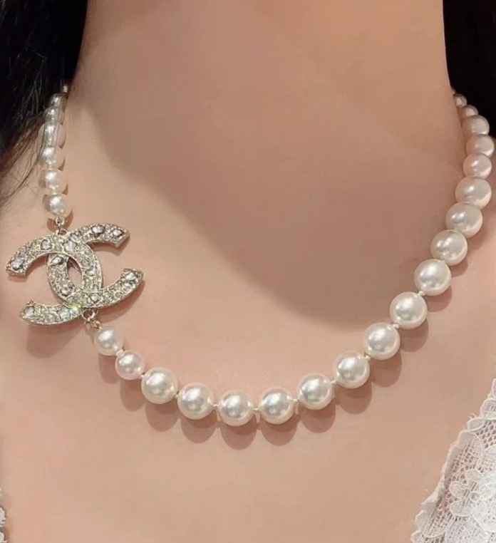 新款 Chanel 香奈儿 珍珠项链锁骨链 
 非常精致，超级好看，搭配任何衣服都是很耀眼的
背面椭圆形