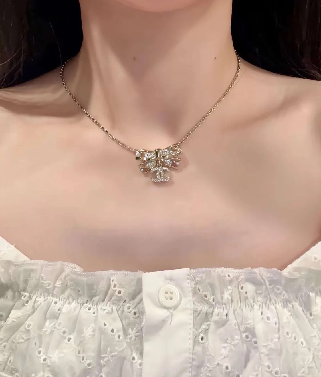 
😍香奈儿Chanel最新款蝴蝶结项链💄精钢保色超个性，百搭款特别特别赞，整体细节非常令人惊喜，设计感十