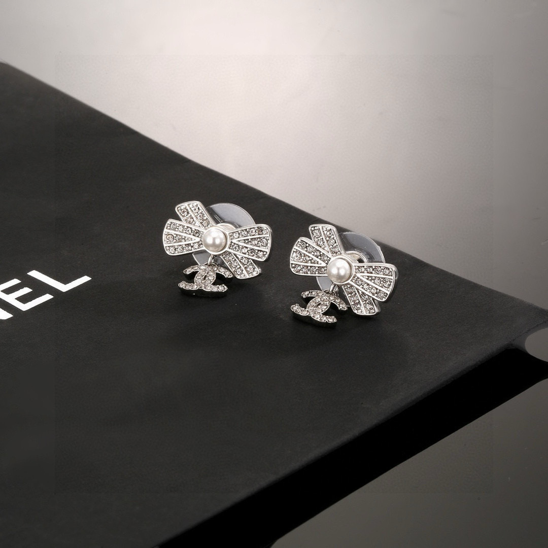 
 Chanel 🇫🇷香奈儿经典双C蝴蝶结耳钉 这款随意搭配都是非常好看百搭时尚单品 🎁日常款 很修饰脸