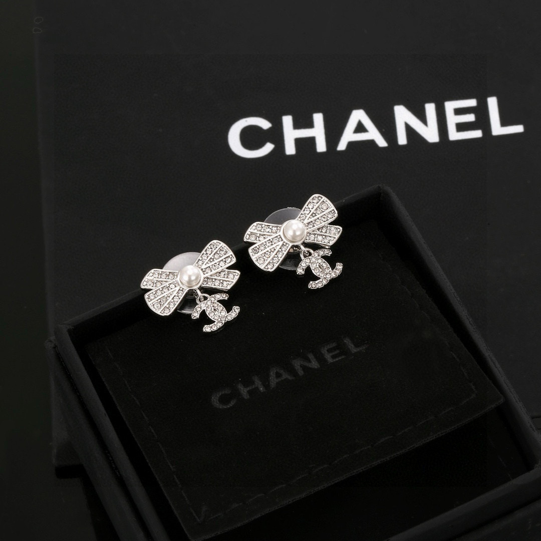 
 Chanel 🇫🇷香奈儿经典双C蝴蝶结耳钉 这款随意搭配都是非常好看百搭时尚单品 🎁日常款 很修饰脸