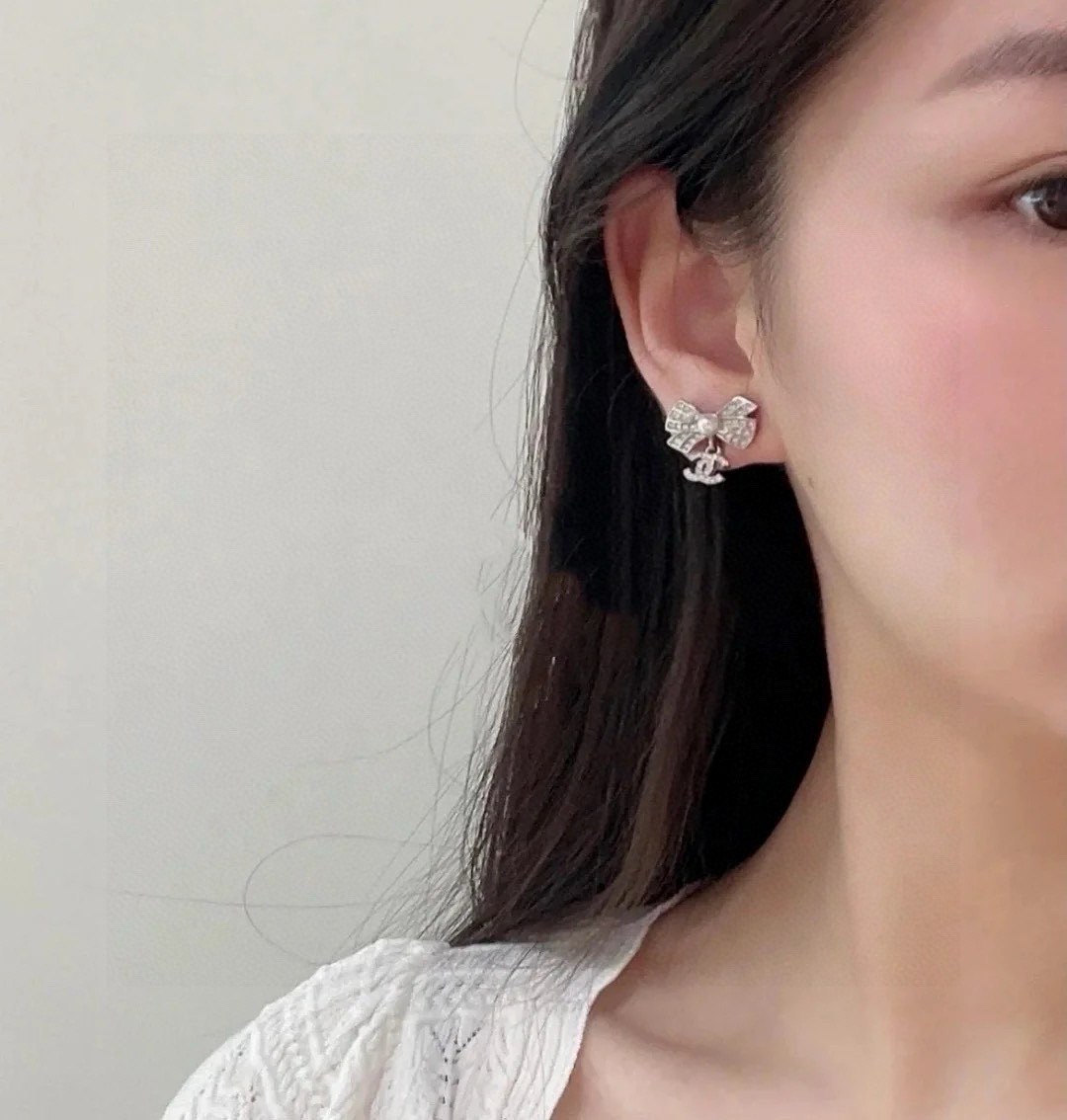 
 Chanel 🇫🇷香奈儿经典双C蝴蝶结耳钉 这款随意搭配都是非常好看百搭时尚单品 🎁日常款 很修饰脸