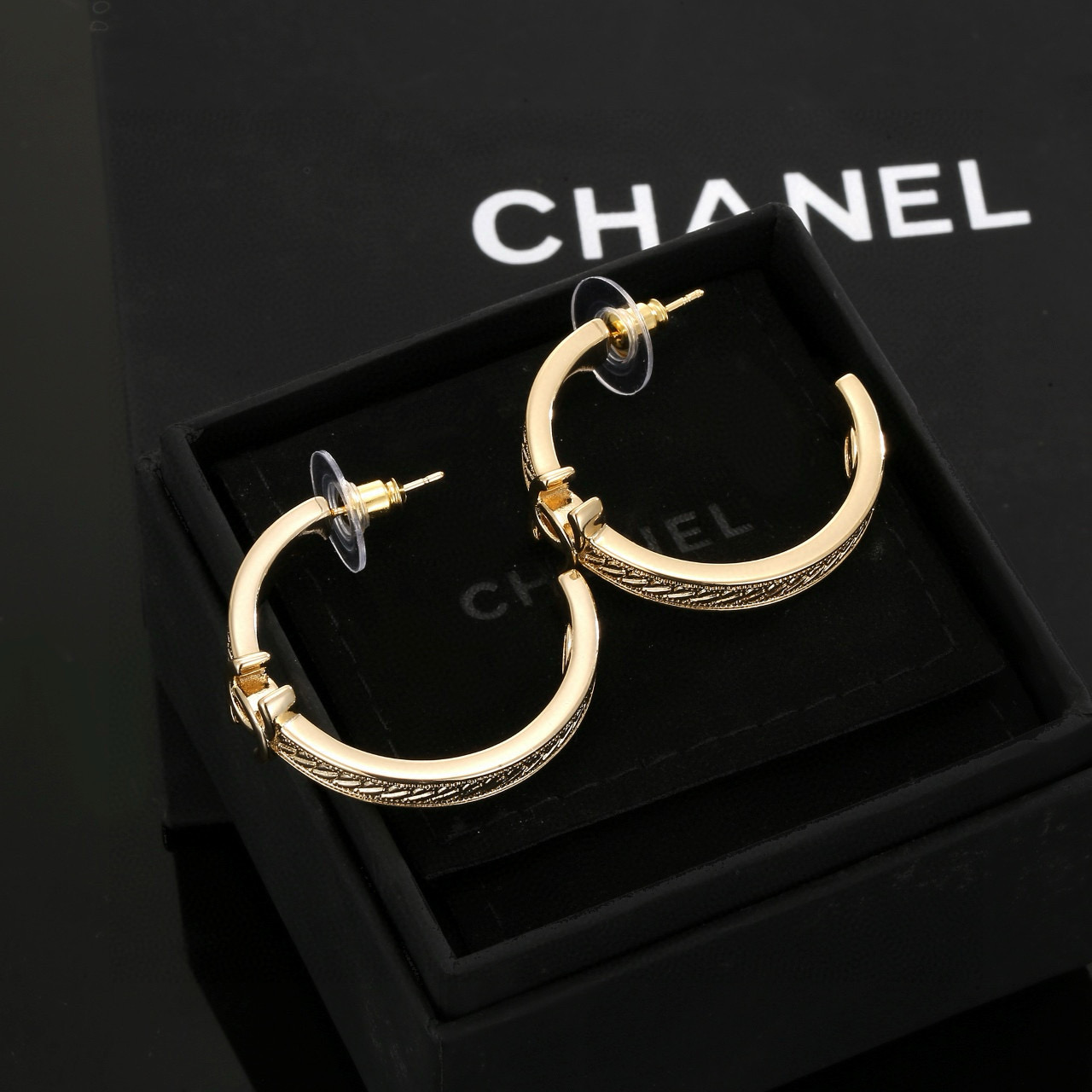  Chanel 小香 火爆单品 金色耳钉 最经典款 没有之一 气质 耳钉 耳环 上耳超美腻 怎么看怎么美