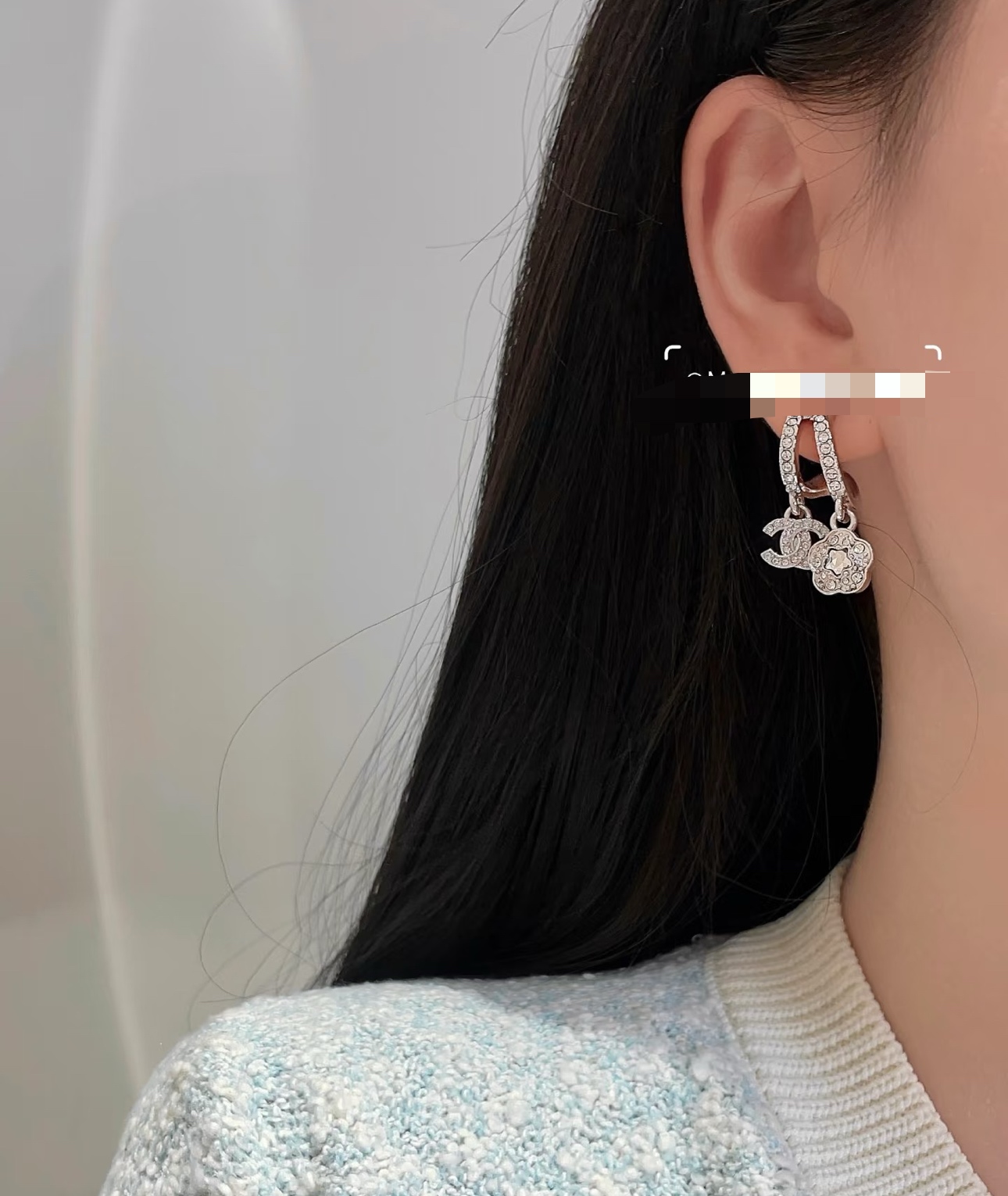 
 Chanel 🇫🇷香奈儿经典双C花朵花瓶耳钉 这款随意搭配都是非常好看百搭时尚单品 🎁日常款 很修饰