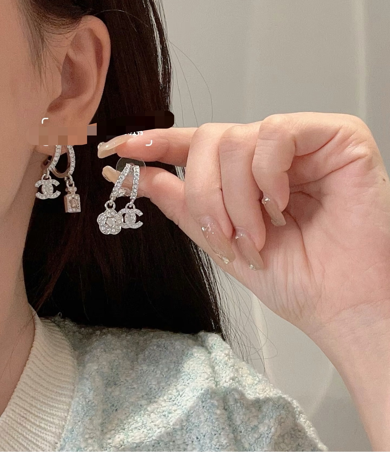 
 Chanel 🇫🇷香奈儿经典双C花朵花瓶耳钉 这款随意搭配都是非常好看百搭时尚单品 🎁日常款 很修饰