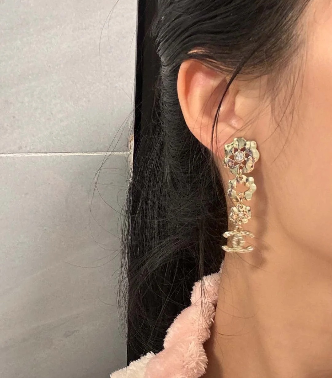 香奈儿浅金色耳环 紧追潮流早春耳钉🌟🌟 不管你是圆脸还是长脸拆下自己配系有意想不到的惊喜，修饰脸型利器，