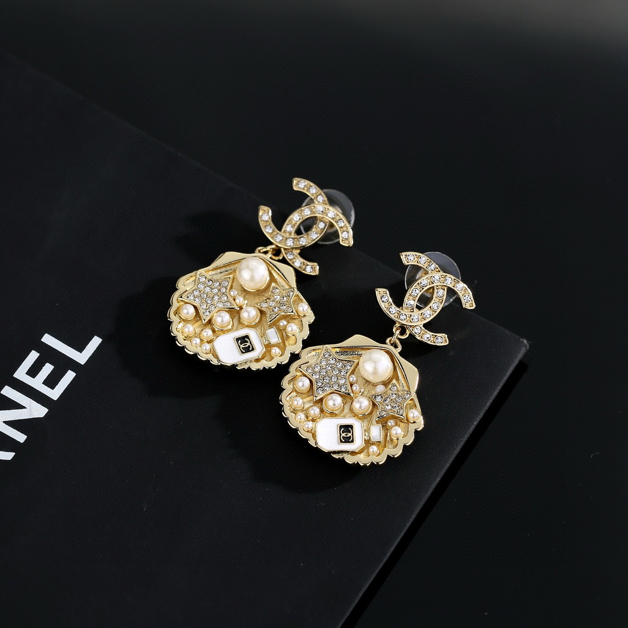 Chanel 海洋系列香奈儿贝壳 浅金色耳环 紧追潮流早春耳钉 不管你是圆脸还是长脸拆下自己配系有意想不到的惊喜