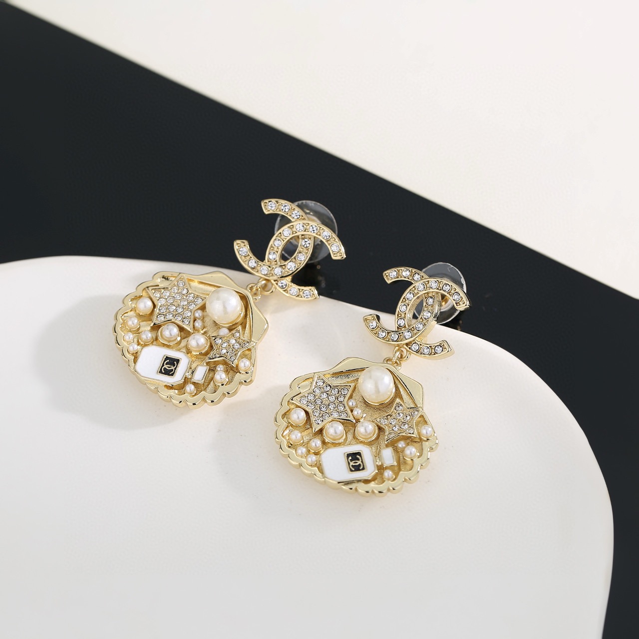 Chanel 海洋系列香奈儿贝壳 浅金色耳环 紧追潮流早春耳钉 不管你是圆脸还是长脸拆下自己配系有意想不到的惊喜