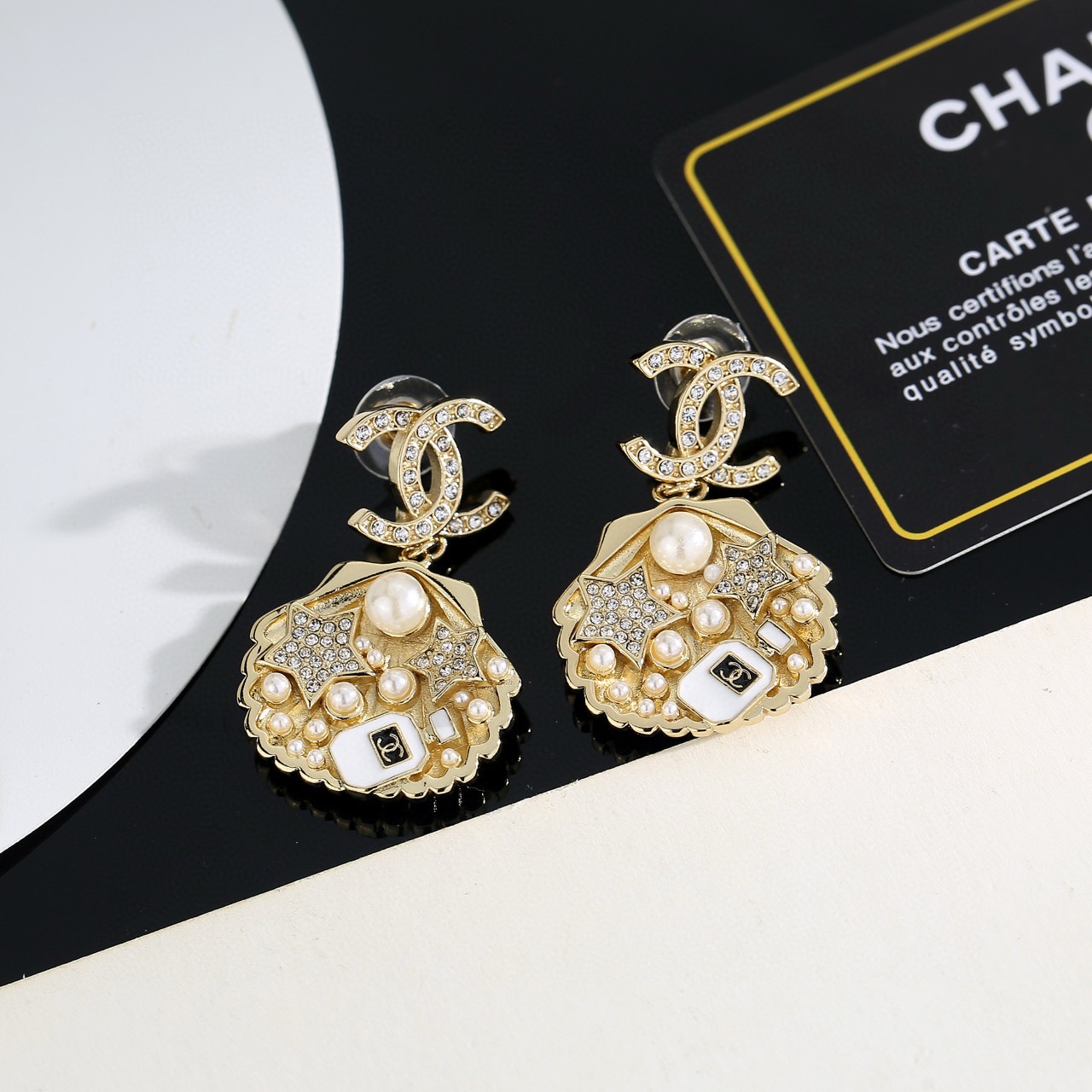 Chanel 海洋系列香奈儿贝壳 浅金色耳环 紧追潮流早春耳钉 不管你是圆脸还是长脸拆下自己配系有意想不到的惊喜