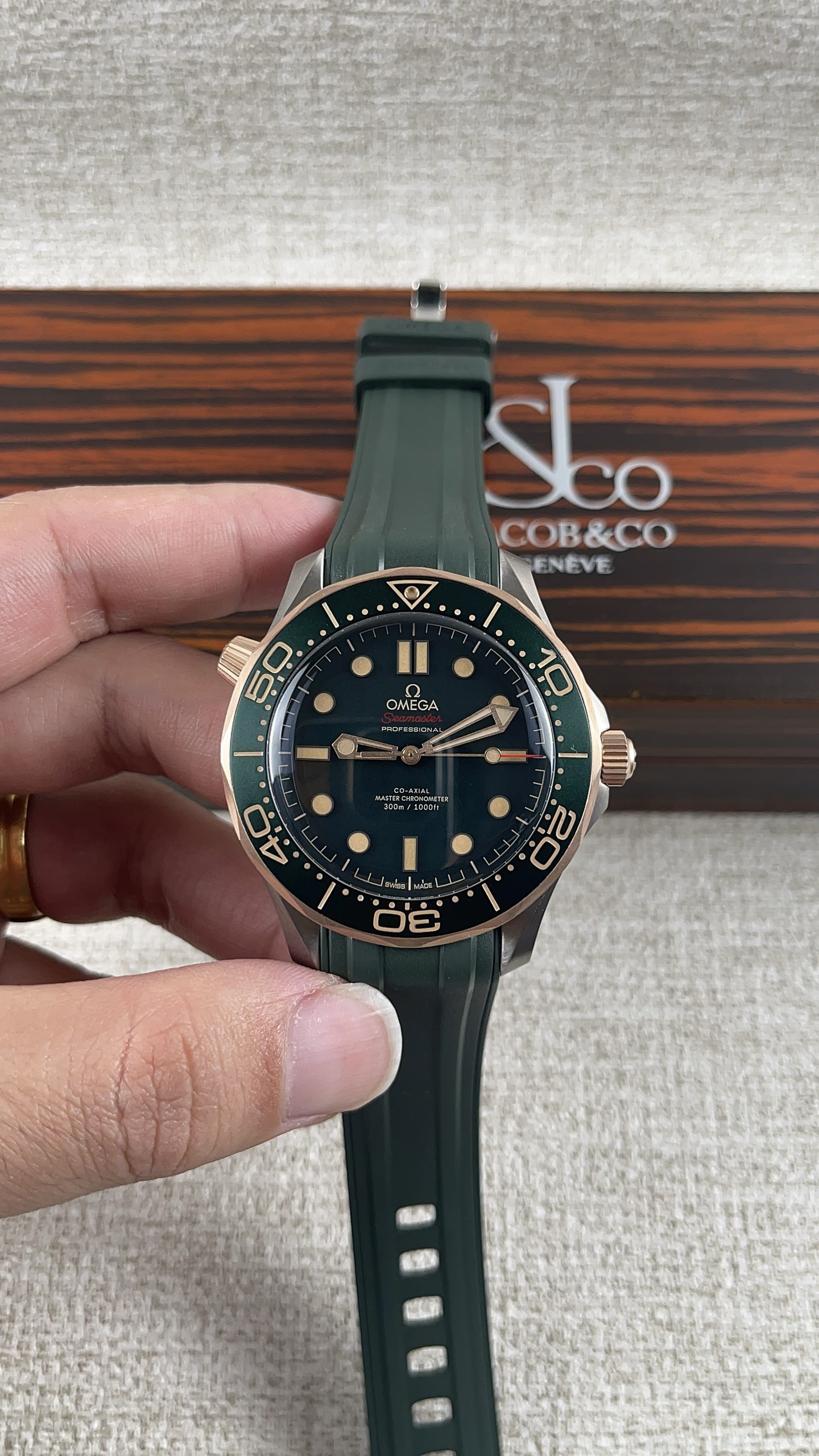 NO:158306,VS!  European and American eggplant has no time to die for the new green plate!  Match with the 8806 movement!  (Steel belt conveyor tape),19860909VS！欧美茄无暇赴死新品绿盘！搭配8806机芯！（钢带送胶带）,,Watch