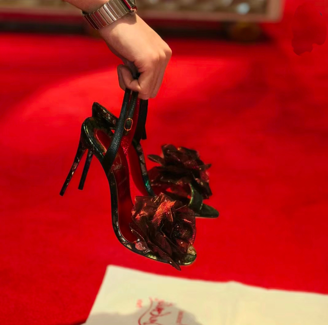 NO:100037,High-end custom spring and summer sandals graffiti series!  10Cm, size 34-42. Customized models are not returned or exchanged, 9050-Silk graffiti. Black cowhide, red metal sheepskin official website picture Standard European code Reference:9050- Color:MULTl Material:CALF Lining:goat leather Heel height:10Cm Sole:leather sole Size:EUR 34-42 (US 4-11):,,christian louboutin,sandals,cowhide,sheepskin,real silk19860909高端订制 春夏凉鞋涂鸦款系列！ 10Cm,尺码34-42码.订制款不退不换,9050－真丝涂鸦.黑牛皮,红色金属羊皮里 官网图 标准欧码 Reference:9050- Color:MULTl Material:CALF Lining:goat leather Heel heigh:10Cm Sole:leather sole Size:EUR 34－42（US 4一11) :,,christian louboutin,sandals,cowhide,sheepskin,real silk,Women's Shoes