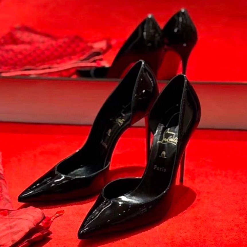 NO:100208,High-end custom classic series!  H10Cm, size 35-42.35.40.41.42. Customized without return or exchange.8870-001 Black Skin. Black Sheepskin. Large bottom trademark buckle, official website synchronization Standard European code No:8870-001 Color:black/black Material:patent leather Lining:goat leather Heel height:10Cm Sole:leather sole Size:EUR 35-42 (US 4-11):,,christian louboutin,sheepskin19860909高端订制 精典款系列！ H10Cm,尺码35-42码.35码.40码,41,42码订制不退不换.8870-001黑柒皮.黑色羊皮里.大底商标扣,官网同步 标准欧码 No:8870-001 Color:black/black Material:patent leather Lining:goat leather Heel heigh:10Cm Sole:leather sole Size:EUR 35－42（US 4一11) :,,christian louboutin,sheepskin,Women's Shoes