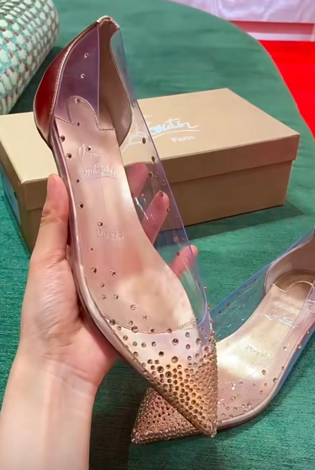 NO:100454,High-end customization 2025 spring and summer diamond classic series!  H1Cm, size 34-42. 35. 40. 41. 42. 21096-003. Champagne golden cow leather, light gold imitation Ao Diamond. Champagne golden sheepskin official website picture Standard European code Reference: 21096-003 Color:gold Material:PVC/Diamond Lining:goat leather Heel height:1Cm Sole:leather sole Size:EUR 34-42 (US 4-11):,,christian louboutin,cowhide,sheepskin19860909高端订制 2025春夏钻石精典款系列！ H1Cm,尺码34-42码.35码40码41码42码不退不21096-003香槟金牛皮,浅金仿奥钻.香槟金羊皮里 官网图 标准欧码 Reference:21096-003 Color:gold Material:PVC/Diamond Lining:goat leather Heel heigh:1Cm Sole:leather sole Size:EUR 34－42（US 4一11) :,,christian louboutin,cowhide,sheepskin,Women's Shoes