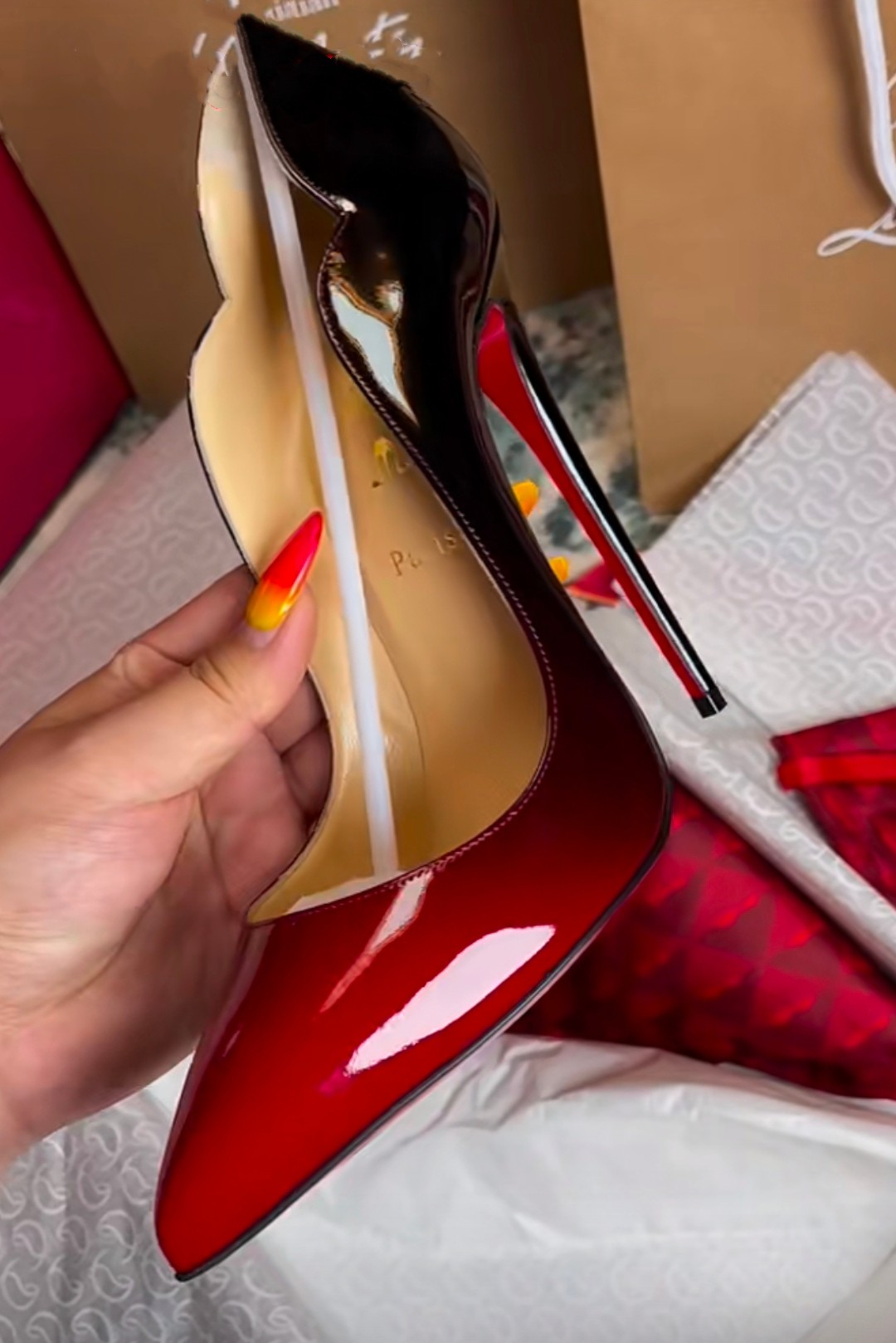 NO:100236,High-end customized fan classic series!  H12Cm code 34-42.. Genuine leather large sole customization without return or exchange. 8050-003. Fan black and red gradient slim leather, big bottom trademark buckle Standard European code Reference: 8050-003 Color:red/black Material:patent leather Lining:goat leather Heel height:12Cm Sole:leather sole Size:EU 34-42 (US 4-11):,,christian louboutin,Leather soles19860909高端订制 扇面精典系列！ H12Cm码34-42码..真皮大底订制不退不换.8050-003.扇面黑红渐变柒皮,大底商标扣 标准欧码 Reference:8050-003 Color:red/black Material:patent leather Lining:goat leather Heel heigh:12Cm Sole:leather sole Size:EU 34－42（US 4一11) :,,christian louboutin,Leather soles,Women's Shoes