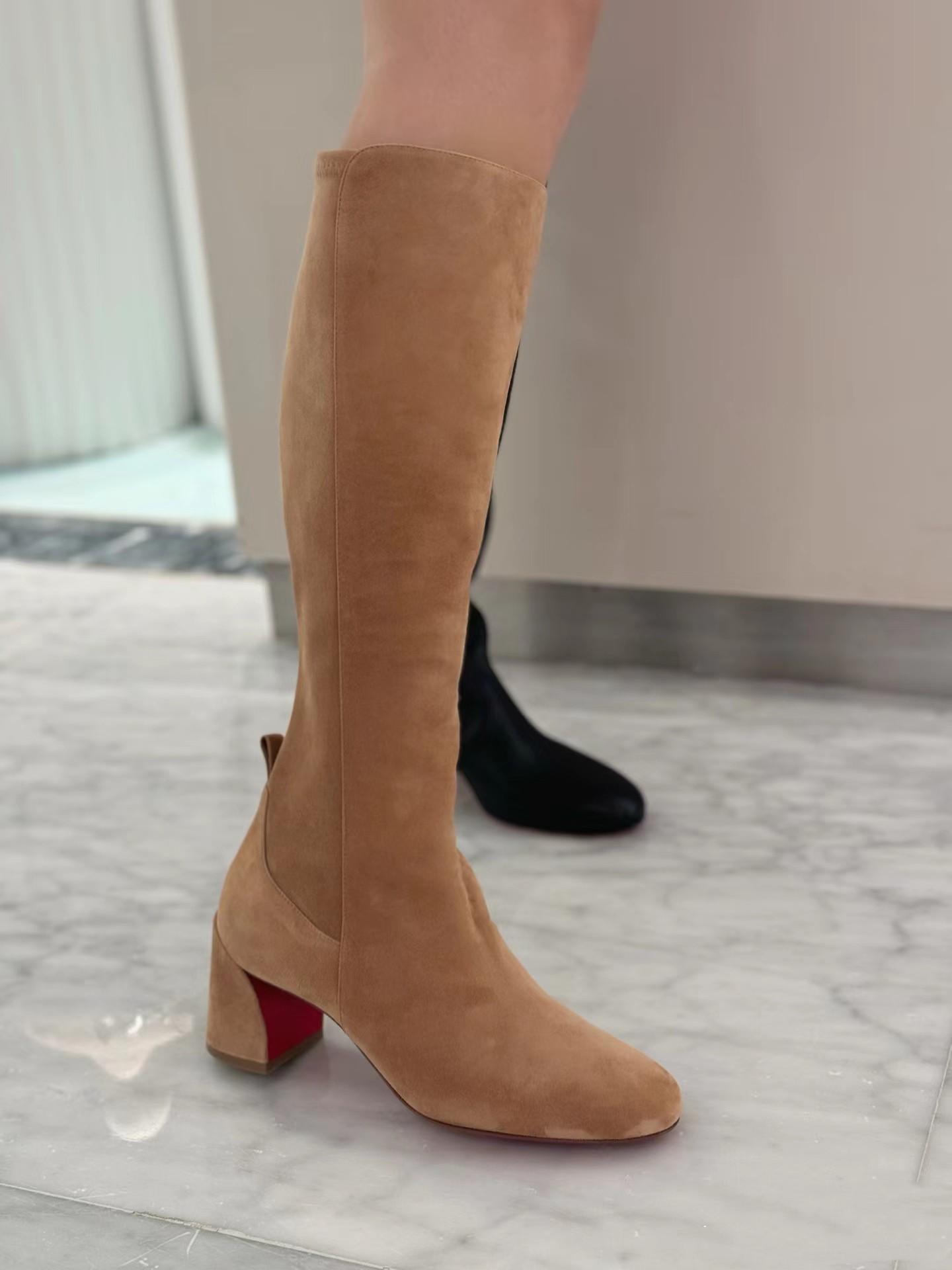 NO:100487,High-end customized autumn and winter boot series!  H5.5Cm, size 35-42. Leather big sole, 1180, X4021-4. Apricot deer leather. Apricot elastic leather. Official website picture, standard European code Reference: X4021-4 Color:nude/nude Material:cowhide Lining:shee leather Heel height:5.5Cm Sole:leather sole Size:EUR 35-42 (US 4-11):1180,,christian louboutin,boots,Leather soles19860909高端订制 秋冬靴系列！ H5.5Cm,尺码35-42码.真皮大底,1180,X4021－4.杏色鹿皮.杏色弹力皮.官网图, 标准欧码 Reference:X4021－4 Color:nude/nude Material:cowhide Lining:shee leather Heel heigh:5.5Cm Sole:leather sole Size:EUR 35－42（US 4一11) :1180,,christian louboutin,boots,Leather soles,Women's Shoes