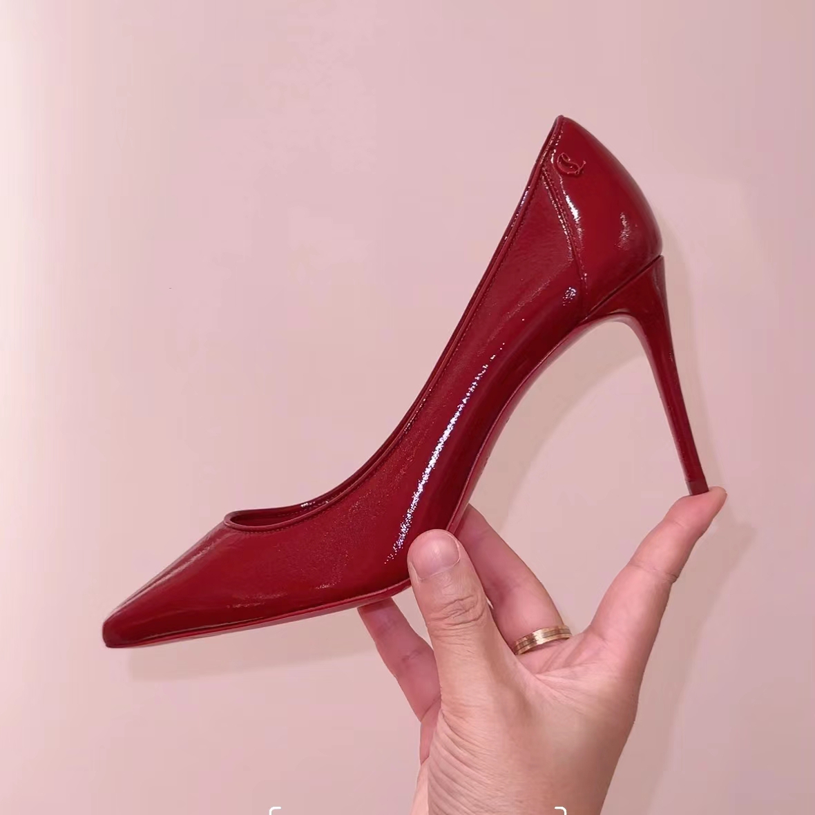 NO:100725,High-end customization 2025 spring and summer classic model H8.5Cm, size 34-42. genuine leather sole. 9039-055A. burgundy wrinkled leather. burgundy sheepskin. burgundy trademark buckle. burgundy edge. red skin. Standard European code Official website picture No:9039-055A Color:wine/wine Material:patent leather Lining:goat leather Heel height:8.5Cm Sole:leather sole Size:EUR 35-42 (US 4-11):,,christian louboutin,sheepskin,Leather soles19860909高端订制 2025春夏精典款 H8.5Cm,尺码34-42码.真皮大底.9039-055A.酒红色皱柒皮.酒红色羊皮里.酒红色商标扣.酒红色边.红色天皮. 标准欧码 官网图 No:9039-055A Color:wine/wine Material:patent leather Lining:goat leather Heel heigh:8.5Cm Sole:leather sole Size:EUR 35－42（US 4一11) :,,christian louboutin,sheepskin,Leather soles,Women's Shoes