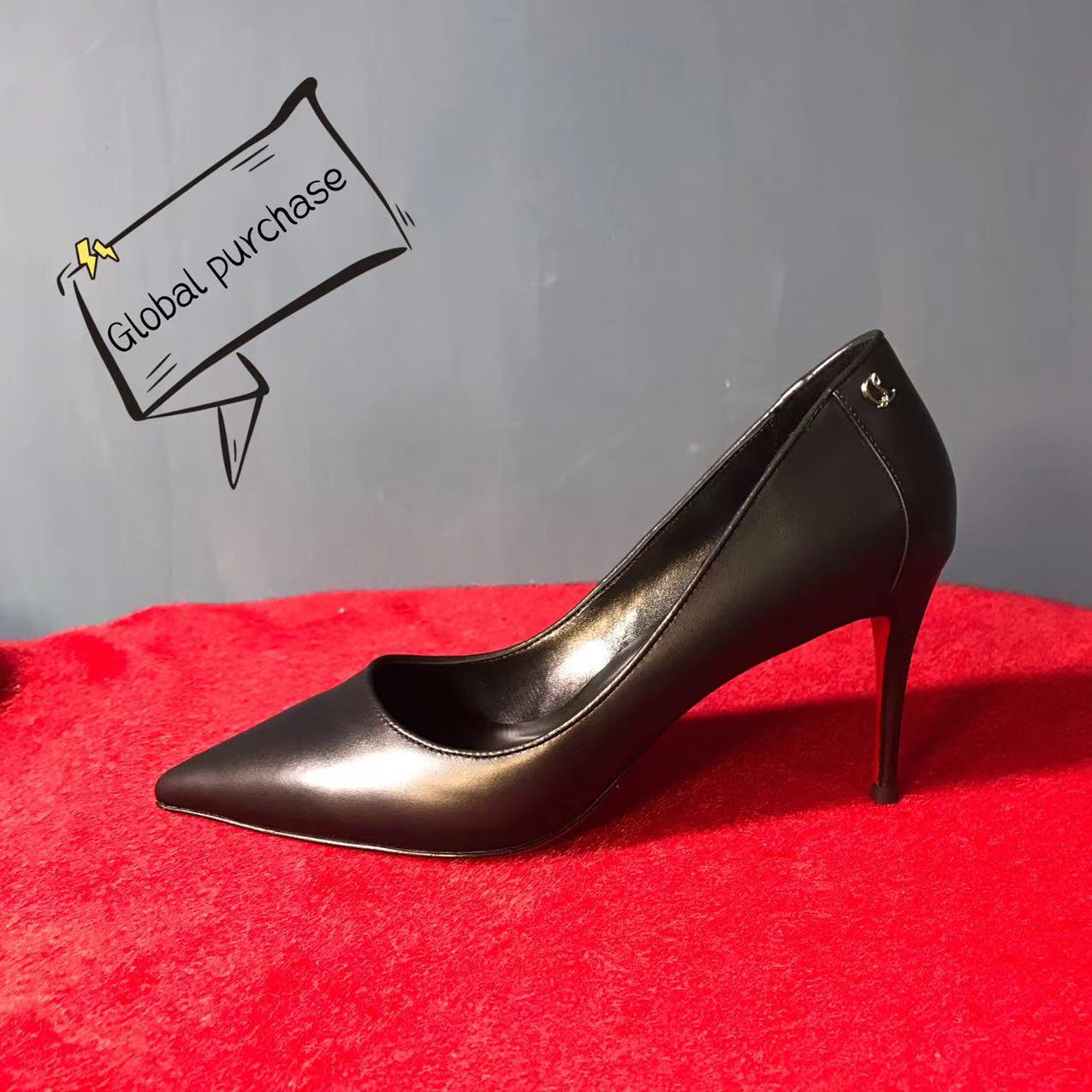 NO:100468,High-end custom autumn and winter classic model H8.5Cm, size 34-42. genuine leather sole. 9039-055A. Black cowhide. Black single leather. Standard European size No:9039-055A Color:black/black Material:patent leather Lining:goat leather Heel height:8.5Cm Sole:leather sole Size:EUR 35-42 (US 4-11):,,christian louboutin,cowhide,Leather soles19860909高端订制 秋冬精典款 H8.5Cm,尺码34-42码.真皮大底.9039-055A.黑色牛皮.黑色色单皮里 标准欧码 No:9039-055A Color:black/black Material:patent leather Lining:goat leather Heel heigh:8.5Cm Sole:leather sole Size:EUR 35－42（US 4一11) :,,christian louboutin,cowhide,Leather soles,Women's Shoes