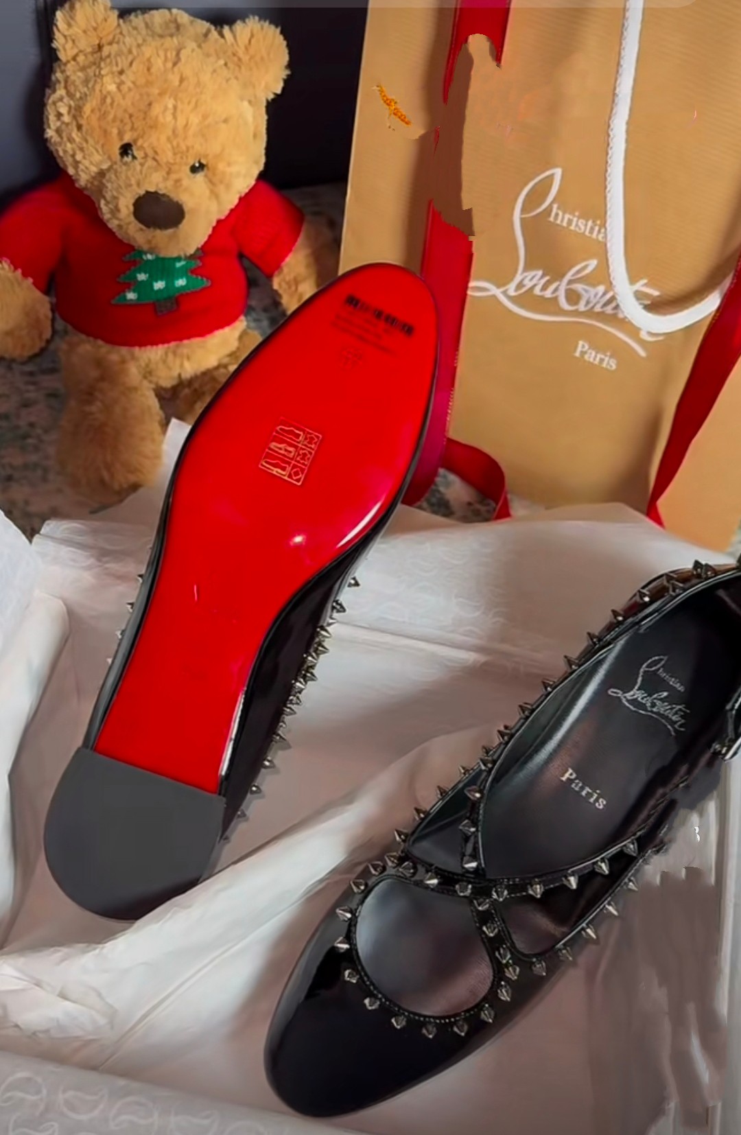 NO:337268,High-end custom spring and summer classic series! H1.5Cm size 34-43. Genuine leather sole -002 black slim leather, black sheepskin. Silver rivets. Official website synchronization Official website picture Standard European code Reference:-002 Color: black/black Material: patent Lining: red goat leather Heel height: 1.5Cm Sole:leather sole Size: EU 34-43 (US 4-11):,,christian louboutin, sheepskin,Leather soles19860909高端订制 春夏精典款系列！ H1.5Cm尺码34-43码.真皮大底 －002黑色柒皮,黑色羊皮里.銀色鉚釘.官网同步 官网图 标准欧码 Reference:-002 Color:black/black Material:patent Lining:red goat leather Heel heigh:1.5Cm Sole:leather sole Size:EU 34－43（US 4一11) :,,christian louboutin,sheepskin,Leather soles,Women's Shoes