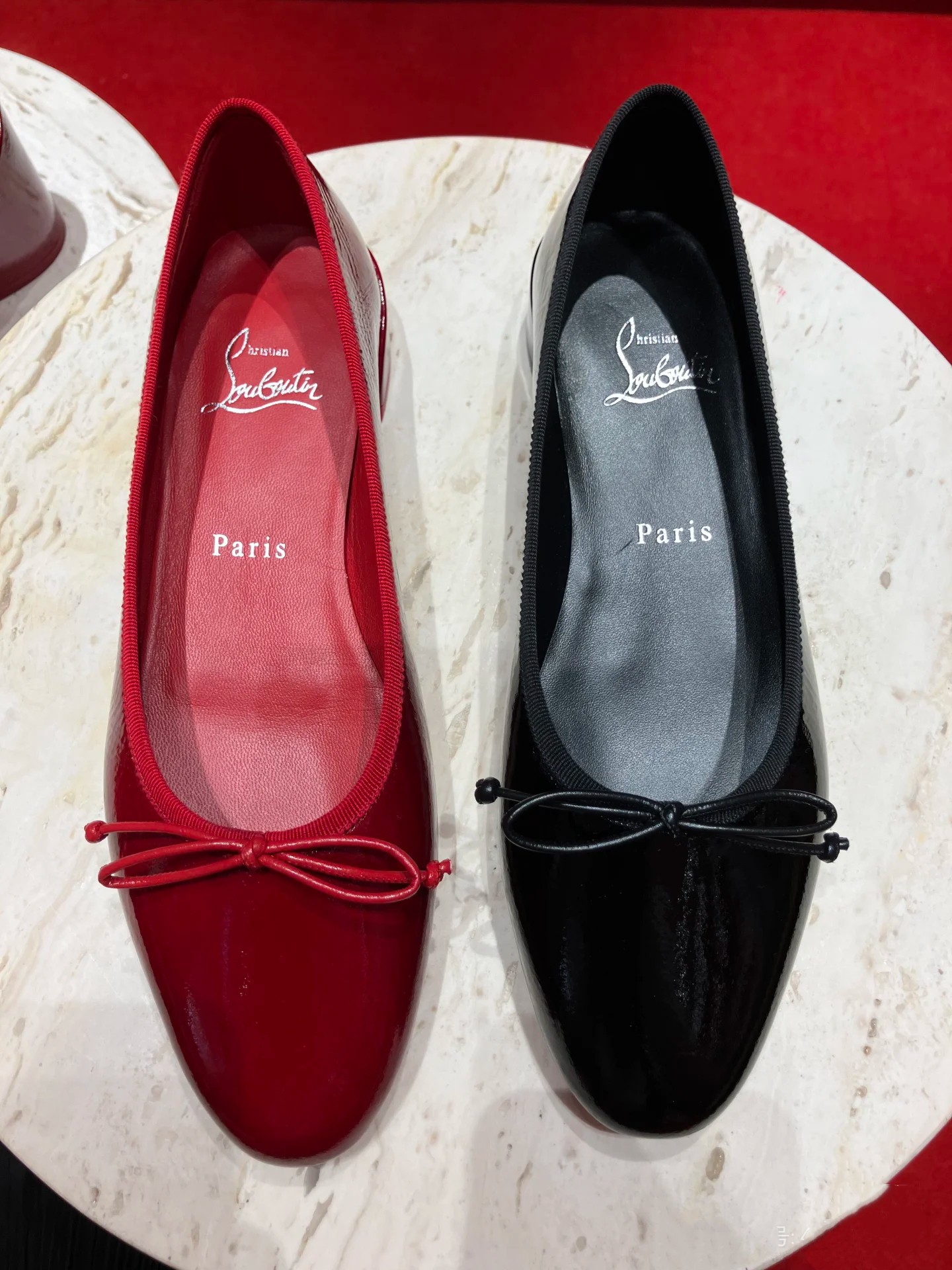 NO:337345,High-end custom spring and summer classic series! H1.5Cm size 34-43. Genuine leather sole -003 black wrinkled leather, black sheepskin. Official website synchronization Official website picture Standard European code Reference:-003 Color:black/black Material:patent Lining:red goat leather Heel height:1.5Cm Sole:leather sole Size:EU 34-43 (US 4-11):,,christian louboutin,sheepskin,Leather soles19860909高端订制 春夏精典款系列！ H1.5Cm尺码34-43码.真皮大底 －003黑色皺柒皮,黑色羊皮里.官网同步 官网图 标准欧码 Reference:-003 Color:black/black Material:patent Lining:red goat leather Heel heigh:1.5Cm Sole:leather sole Size:EU 34－43（US 4一11) :,,christian louboutin,sheepskin,Leather soles,Women's Shoes