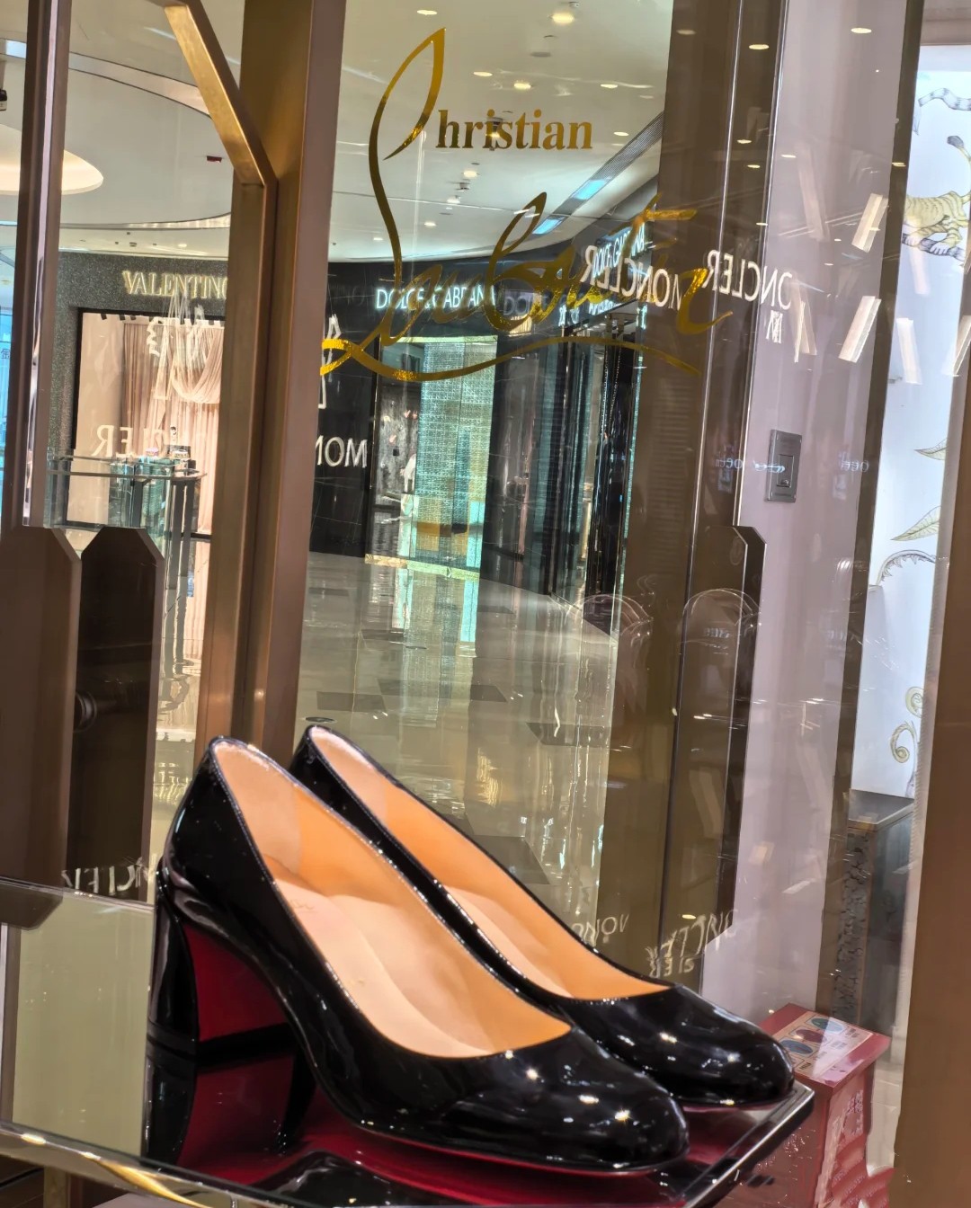 NO:337258,High-end customized autumn and winter classic series!  H5.5Cm size 34-43. Leather big sole.44021-002. Black slim leather, black sheepskin. Big bottom trademark buckle. Official website synchronization Standard European code Reference:44021-002 Color:black/black Material:patent Lining:red goat leather Heel height:5.5Cm Sole:leather sole Size:EU 34-43 (US 4-11):,,christian louboutin,sheepskin,Leather soles19860909高端订制 秋冬精典款系列！ H5.5Cm尺码34-43码.真皮大底 .44021－002.黑色柒皮,黑色羊皮里.大底商标扣.官网同步 标准欧码 Reference:44021-002 Color:black/black Material:patent Lining:red goat leather Heel heigh:5.5Cm Sole:leather sole Size:EU 34－43（US 4一11) :,,christian louboutin,sheepskin,Leather soles,Women's Shoes