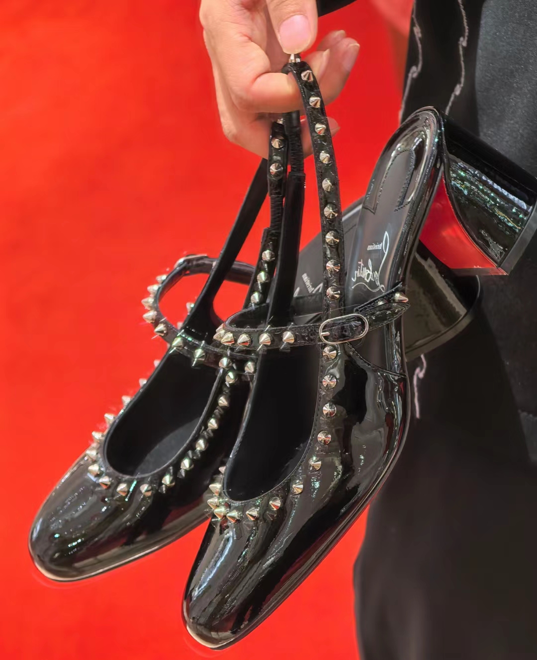 NO:100460,High-end customization 2025 spring and summer classic series! H5.5Cm size 34-43. Leather big sole. 44021-006. Black slim leather, black sheepskin. Silver rivets. Official website synchronization Standard European code Reference: 44021-006 Color: black/black Material: patent Lining: red goat leather Heel height: 5.5Cm Sole:leather sole Size: EU 34-43 (US 4-11):,,christian louboutin,sheepskin,Leather soles19860909高端订制 2025春夏精典款系列！ H5.5Cm尺码34-43码.真皮大底 .44021－006.黑色柒皮,黑色羊皮里.銀色鉚釘.官网同步 标准欧码 Reference:44021-006 Color:black/black Material:patent Lining:red goat leather Heel heigh:5.5Cm Sole:leather sole Size:EU 34－43（US 4一11) :,,christian louboutin,sheepskin,Leather soles,Women's Shoes