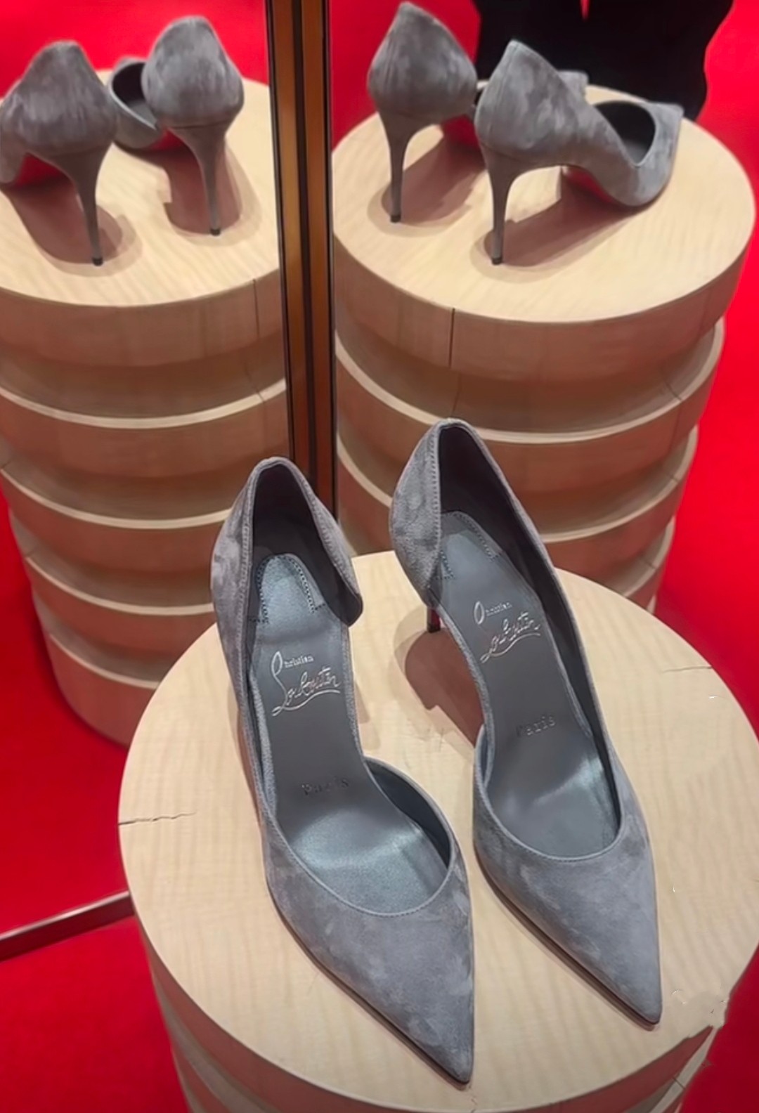 NO:100463,High-end customized 2025 spring and summer classic series!  H8.5Cm, size 34-42. Customized models are not refundable or exchanged. 9039-, gray deer leather, gray sheepskin, official website synchronization Standard European code No:9039- Color:gary/gary Material:veau velours Lining:goat leather Heel height:8.5Cm Sole:leather sole Size:EUR 34-42 (US 4-11):,,christian louboutin,sheepskin19860909高端订制2025春夏精典款系列！ H8.5Cm,尺码34-42码. 订制款不退不换9039-,灰色鹿皮,灰色羊皮里,官网同步 标准欧码 No:9039- Color:gary/gary Material:veau velours Lining:goat leather Heel heigh:8.5Cm Sole:leather sole Size:EUR 34－42（US 4一11) :,,christian louboutin,sheepskin,Women's Shoes