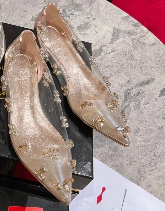 NO:100478,High-end customization 2025 Spring and Summer Diamond Ceremony Shoes Series! H1Cm, inner water table. Size 34-42. 21096-12 Champagne golden cowhide. Crystal yellow imitation Aurora diamond, Champagne golden sheepskin (full hand-painted diamond). Customized version, no return or exchange Standard European code Reference: 21096-12 Color:rose gold/rose gold Material:diamond Lining:fluorescent goat leather Heel height: 1cm Sole:leather sole Size:EU 34-42 (US 4-11):,,christian louboutin,cowhide,sheepskin19860909高端订制 2025春夏鑽石精典礼鞋款系列！ H1Cm,內水台.尺码34-42码. 21096-12香檳金色牛皮.水晶黃色仿奥钻,香檳金色羊皮里（全手工上鑽）.订制款,不退不换 标准欧码 Reference:21096-12 Color:rose gold/rose gold Material:diamond Lining:fluorescent goat leather Heel heigh:1cm Sole:leather sole Size:EU 34－42（US 4一11) :,,christian louboutin,cowhide,sheepskin,Women's Shoes