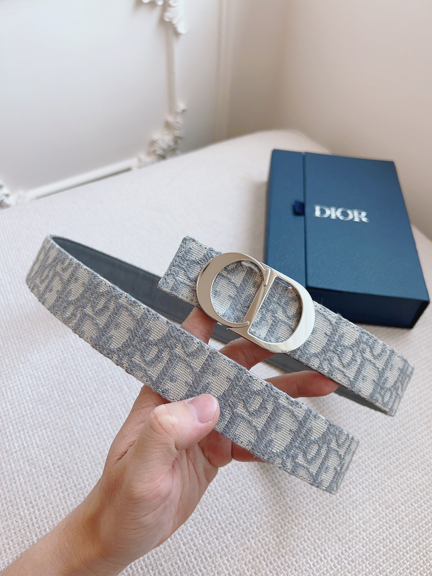 Dior DIOR迪奥，奶昔白帆布/灰色牛皮 品质毋庸置疑 没有更好 只有最好 尺寸3.5厘米