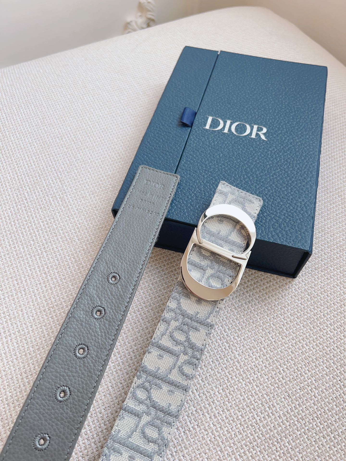 Dior DIOR迪奥，奶昔白帆布/灰色牛皮 品质毋庸置疑 没有更好 只有最好 尺寸3.5厘米