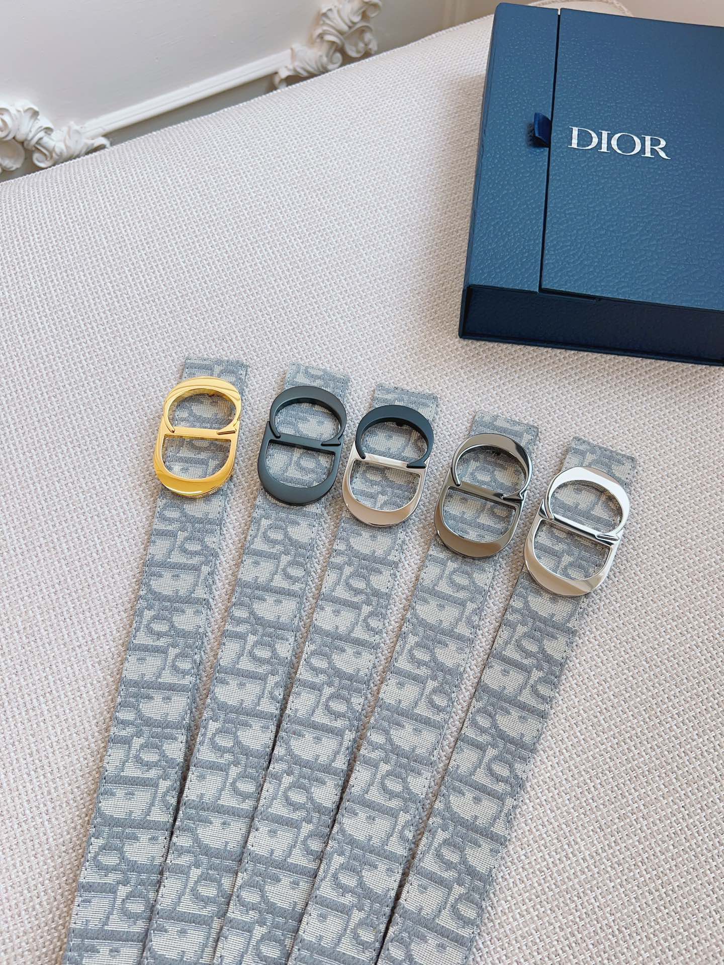 Dior DIOR迪奥，奶昔白帆布/灰色牛皮 品质毋庸置疑 没有更好 只有最好 尺寸3.5厘米
