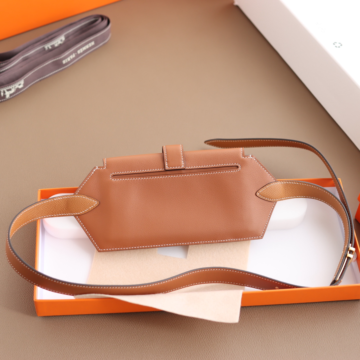 Hermès 宽 2.4cm · HERMES爱马仕 纯手工 Pocket 24～腰带/尺寸可以放入Max大号手机、口红 、证件、护照除了当～腰包也可以当斜挎～胸包来背/M号皮革大约是28—31吋