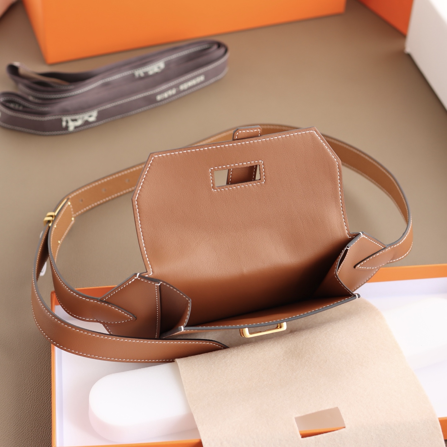 Hermès 宽 2.4cm · HERMES爱马仕 纯手工 Pocket 24～腰带/尺寸可以放入Max大号手机、口红 、证件、护照除了当～腰包也可以当斜挎～胸包来背/M号皮革大约是28—31吋