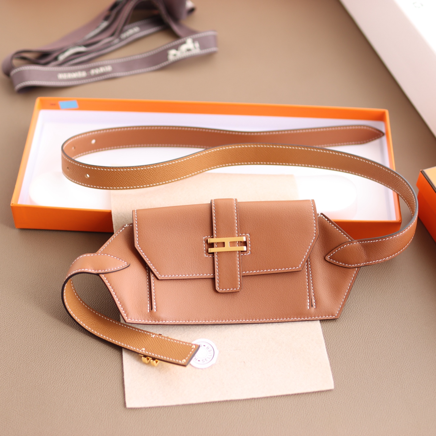 Hermès 宽 2.4cm · HERMES爱马仕 纯手工 Pocket 24～腰带/尺寸可以放入Max大号手机、口红 、证件、护照除了当～腰包也可以当斜挎～胸包来背/M号皮革大约是28—31吋