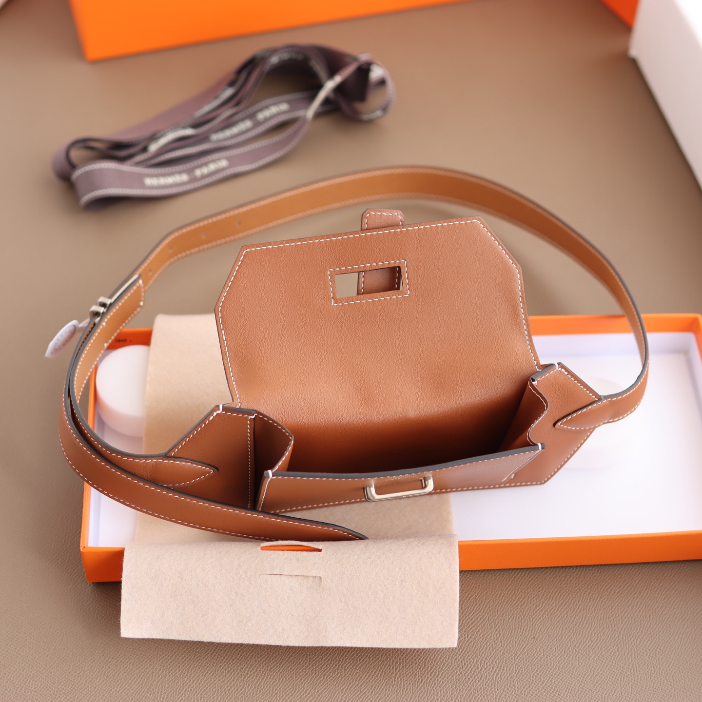 Hermès 宽 2.4cm · HERMES爱马仕 纯手工 Pocket 24～腰带/尺寸可以放入Max大号手机、口红 、证件、护照除了当～腰包也可以当斜挎～胸包来背/M号皮革大约是28—31吋