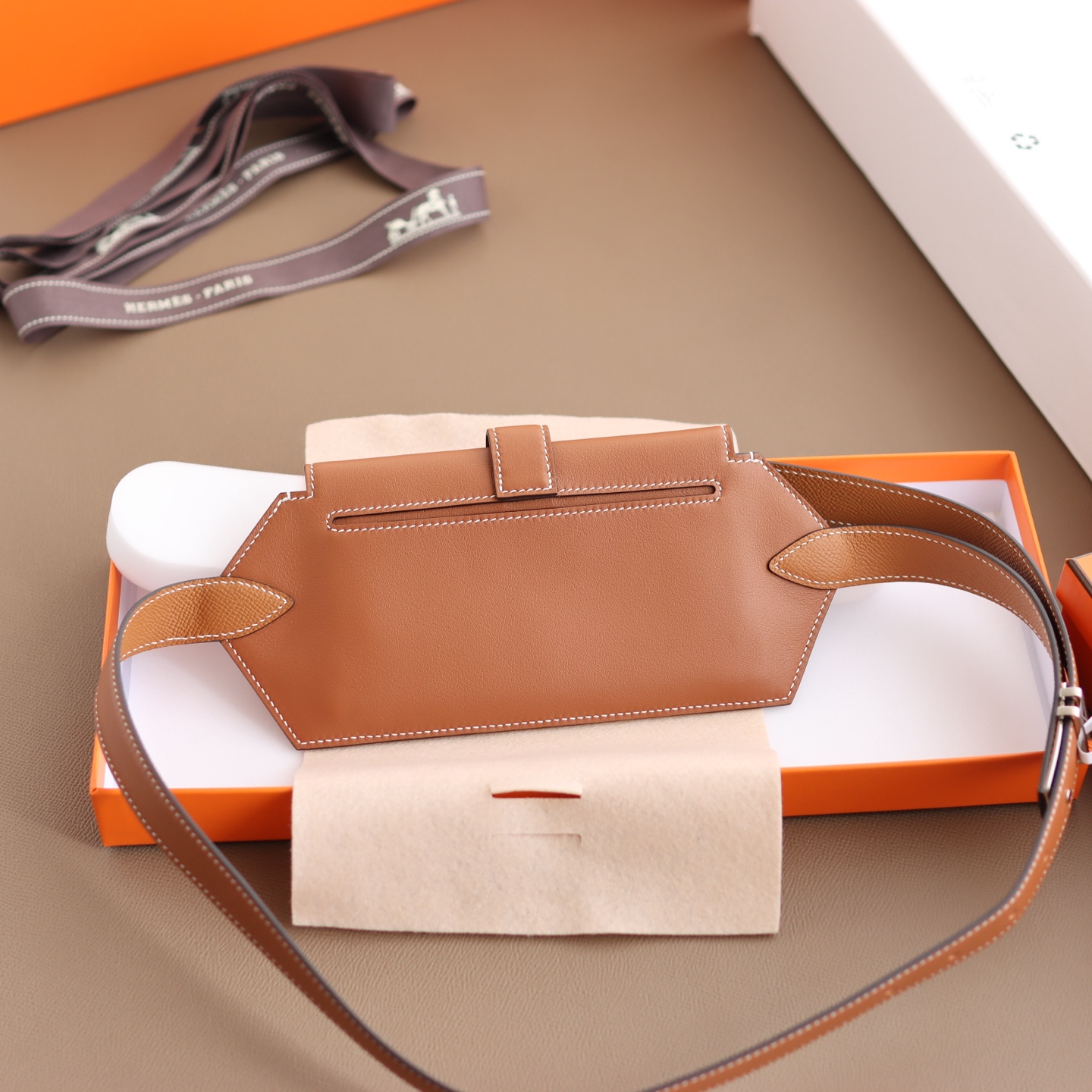 Hermès 宽 2.4cm · HERMES爱马仕 纯手工 Pocket 24～腰带/尺寸可以放入Max大号手机、口红 、证件、护照除了当～腰包也可以当斜挎～胸包来背/M号皮革大约是28—31吋