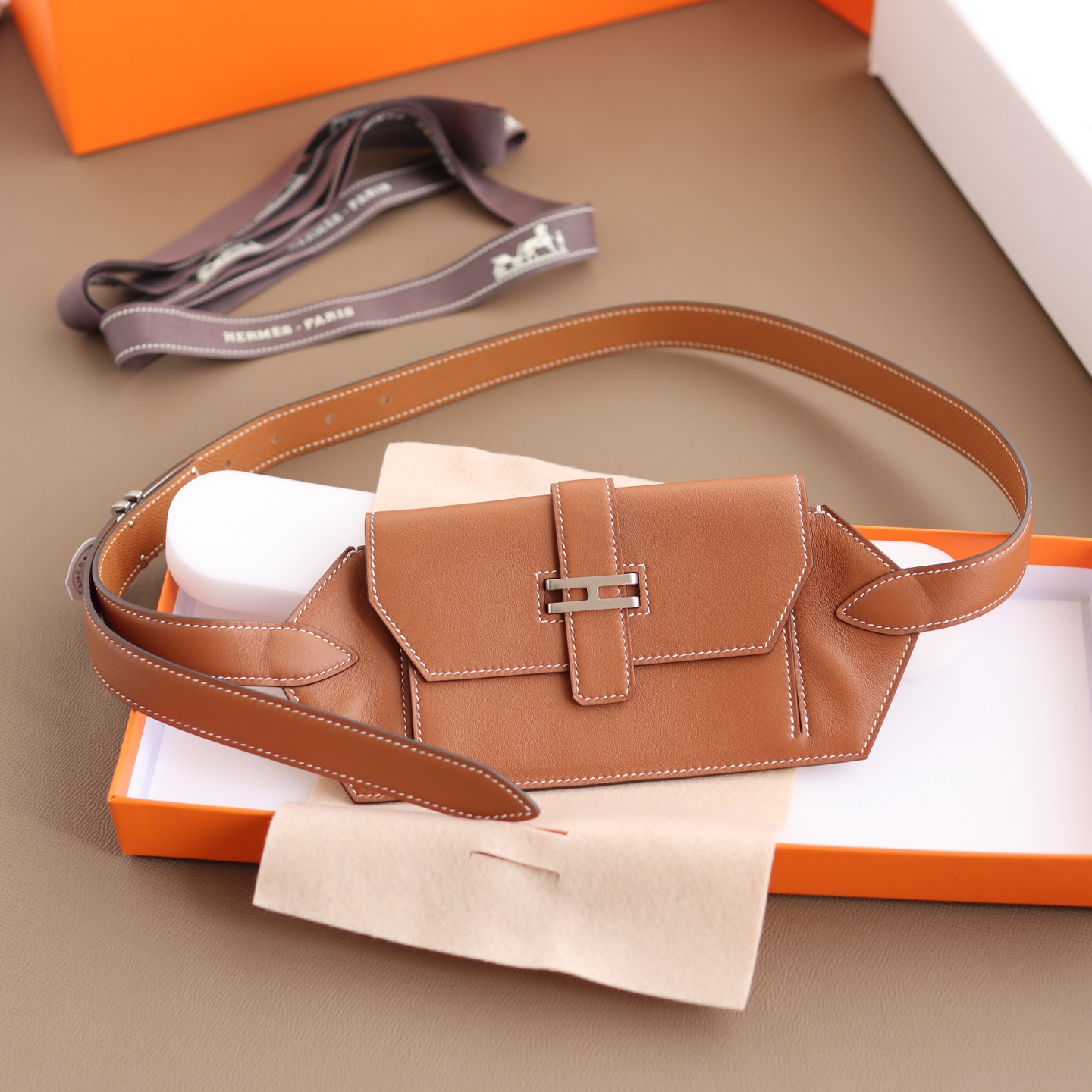 Hermès 宽 2.4cm · HERMES爱马仕 纯手工 Pocket 24～腰带/尺寸可以放入Max大号手机、口红 、证件、护照除了当～腰包也可以当斜挎～胸包来背/M号皮革大约是28—31吋