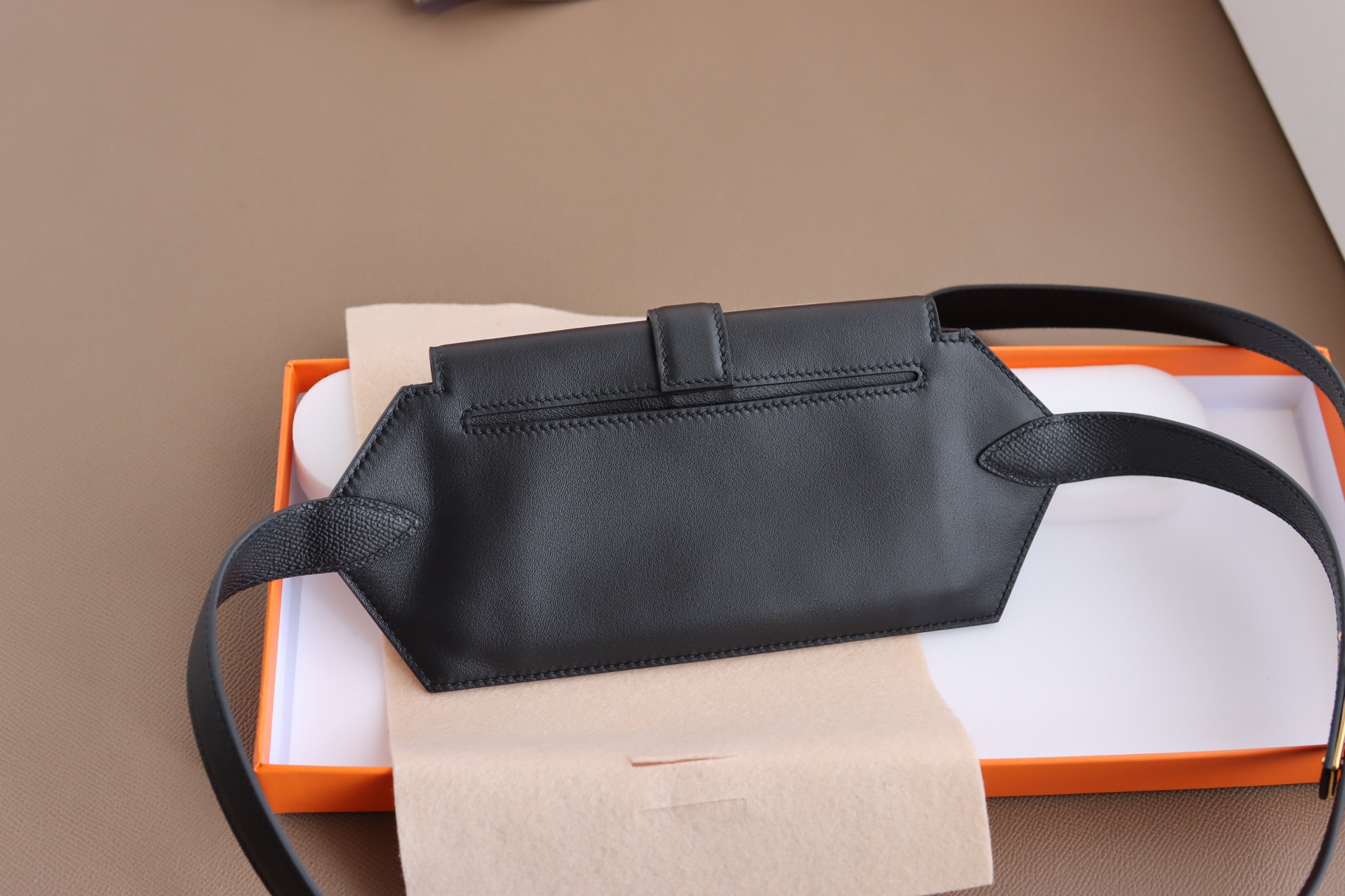 Hermès 宽 2.4cm · HERMES爱马仕 纯手工 Pocket 24～腰带/尺寸可以放入Max大号手机、口红 、证件、护照除了当～腰包也可以当斜挎～胸包来背/M号皮革大约是28—31吋