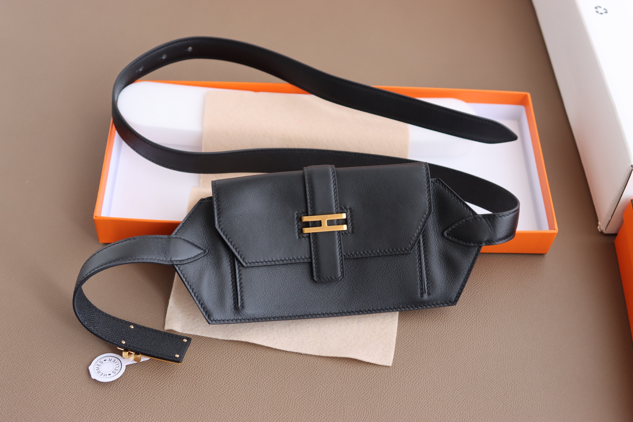 Hermès 宽 2.4cm · HERMES爱马仕 纯手工 Pocket 24～腰带/尺寸可以放入Max大号手机、口红 、证件、护照除了当～腰包也可以当斜挎～胸包来背/M号皮革大约是28—31吋