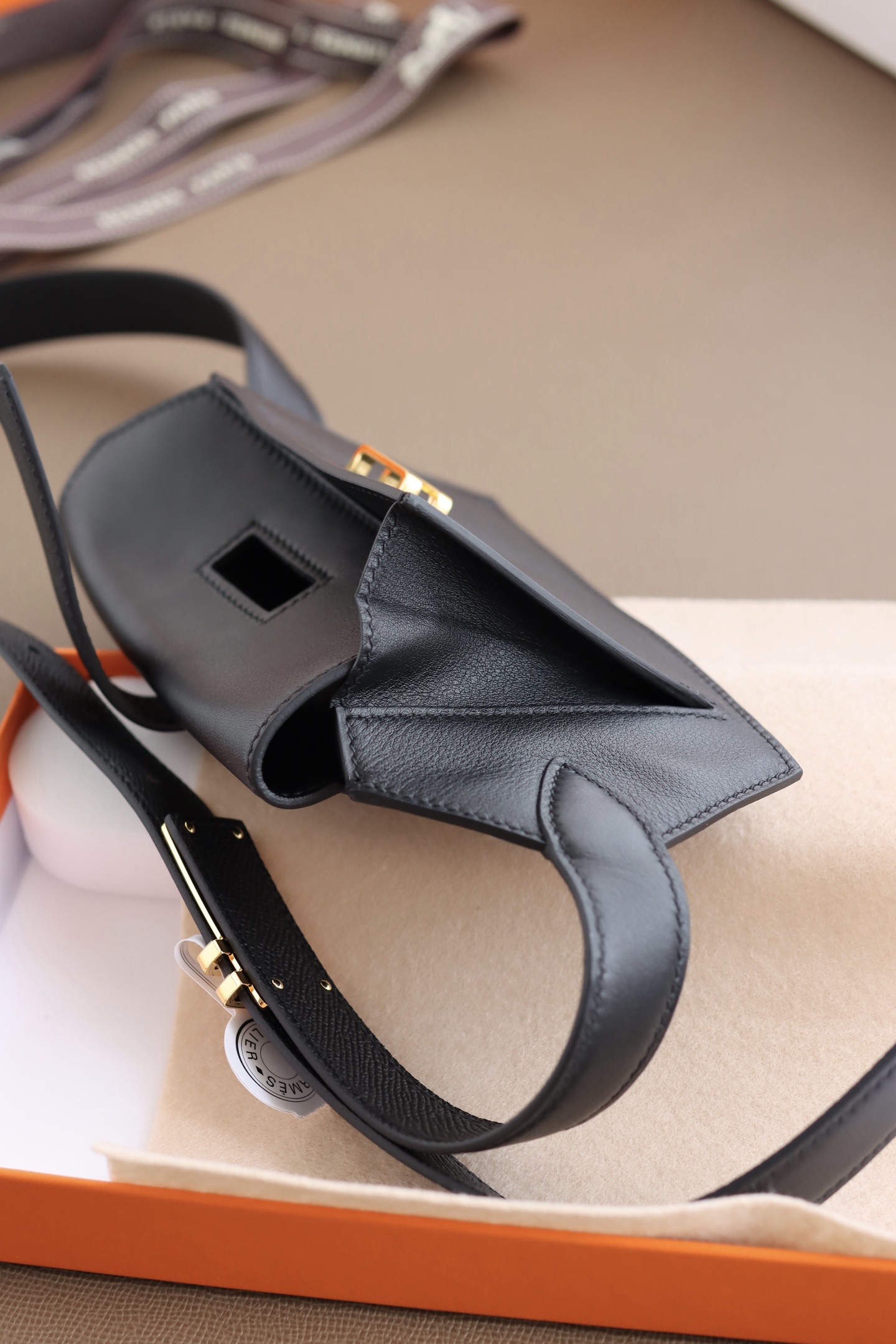 Hermès 宽 2.4cm · HERMES爱马仕 纯手工 Pocket 24～腰带/尺寸可以放入Max大号手机、口红 、证件、护照除了当～腰包也可以当斜挎～胸包来背/M号皮革大约是28—31吋