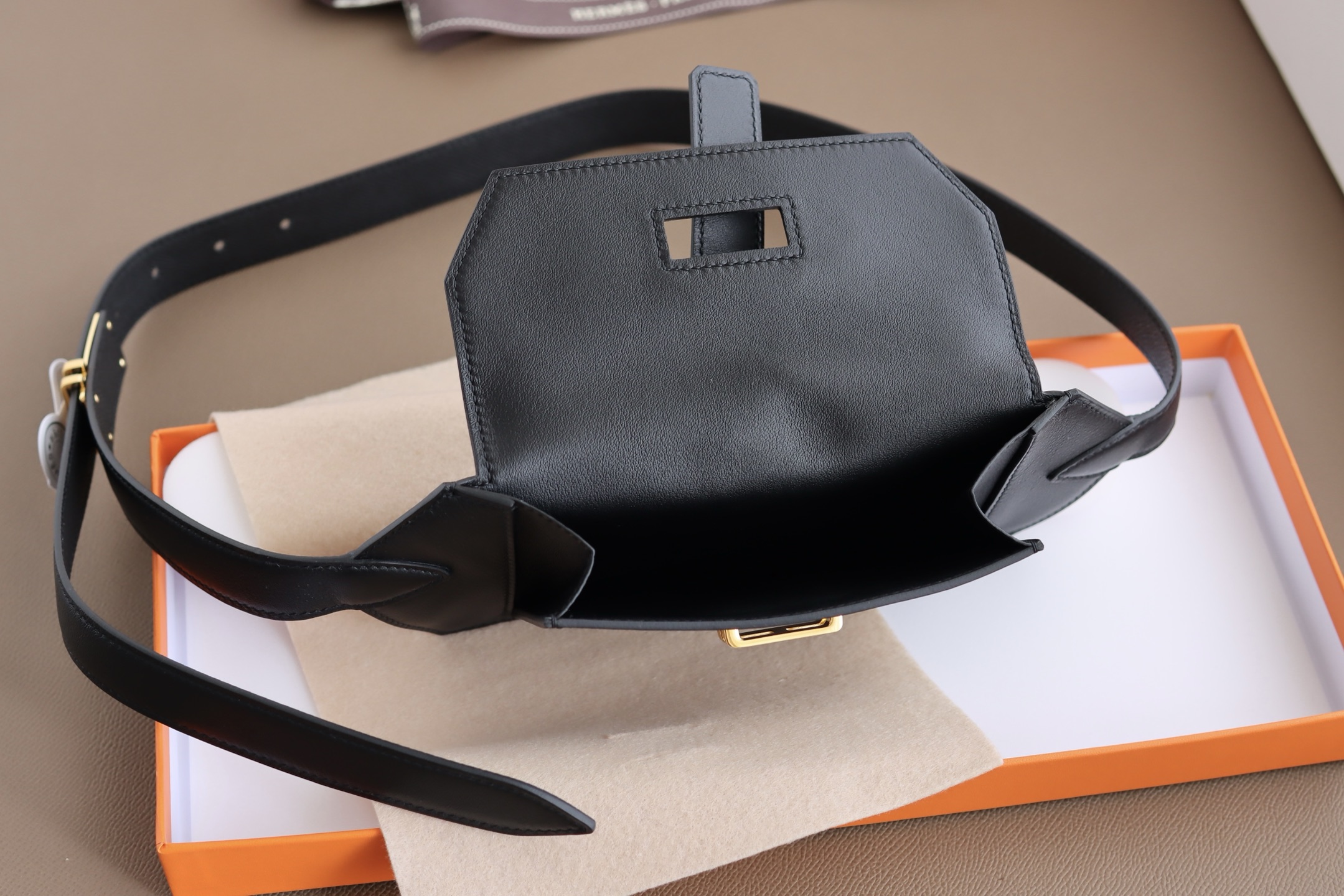 Hermès 宽 2.4cm · HERMES爱马仕 纯手工 Pocket 24～腰带/尺寸可以放入Max大号手机、口红 、证件、护照除了当～腰包也可以当斜挎～胸包来背/M号皮革大约是28—31吋
